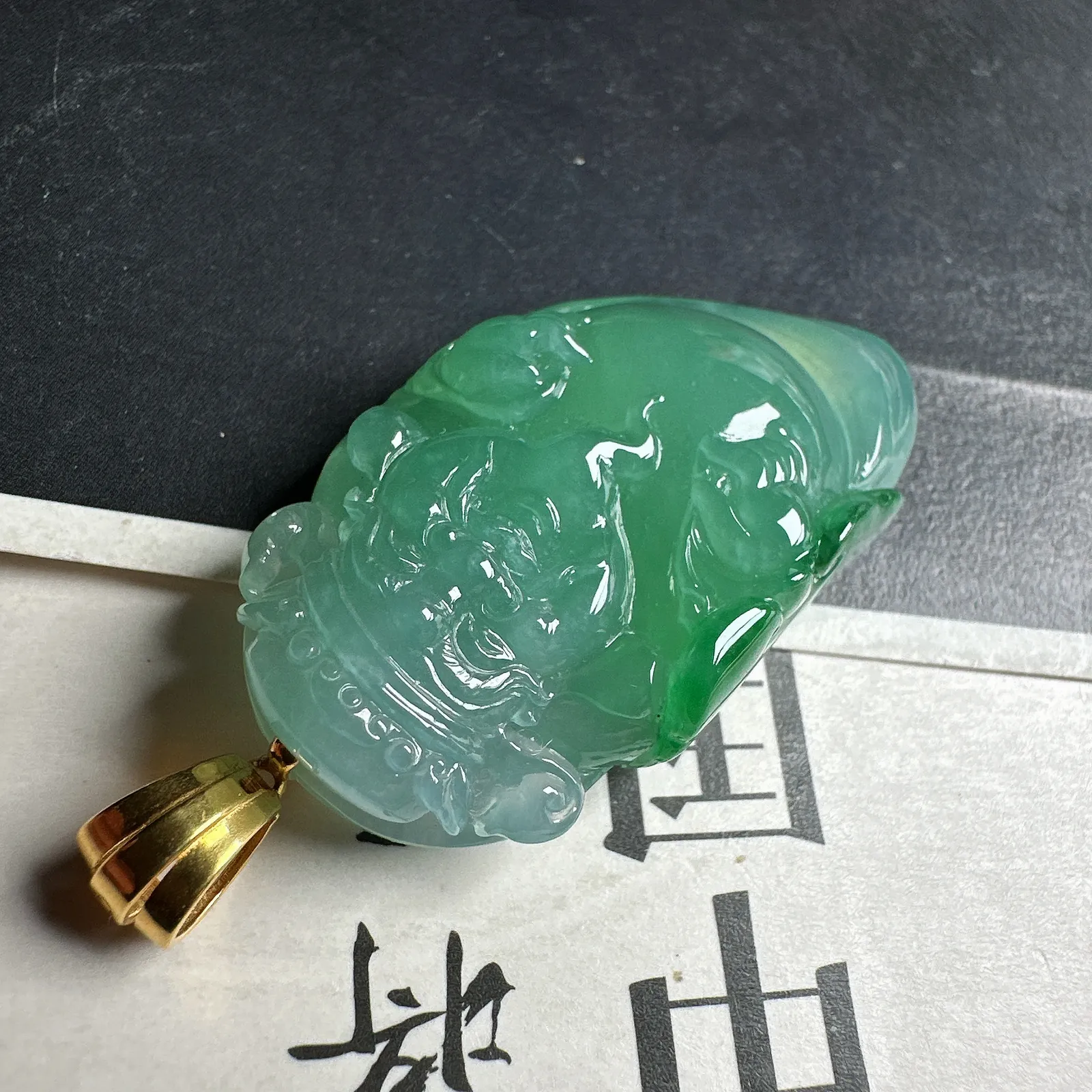 【财神】很纯美的冰晴飘绿财神，立体厚装，底子很干净，颜色漂亮，雕刻精美。