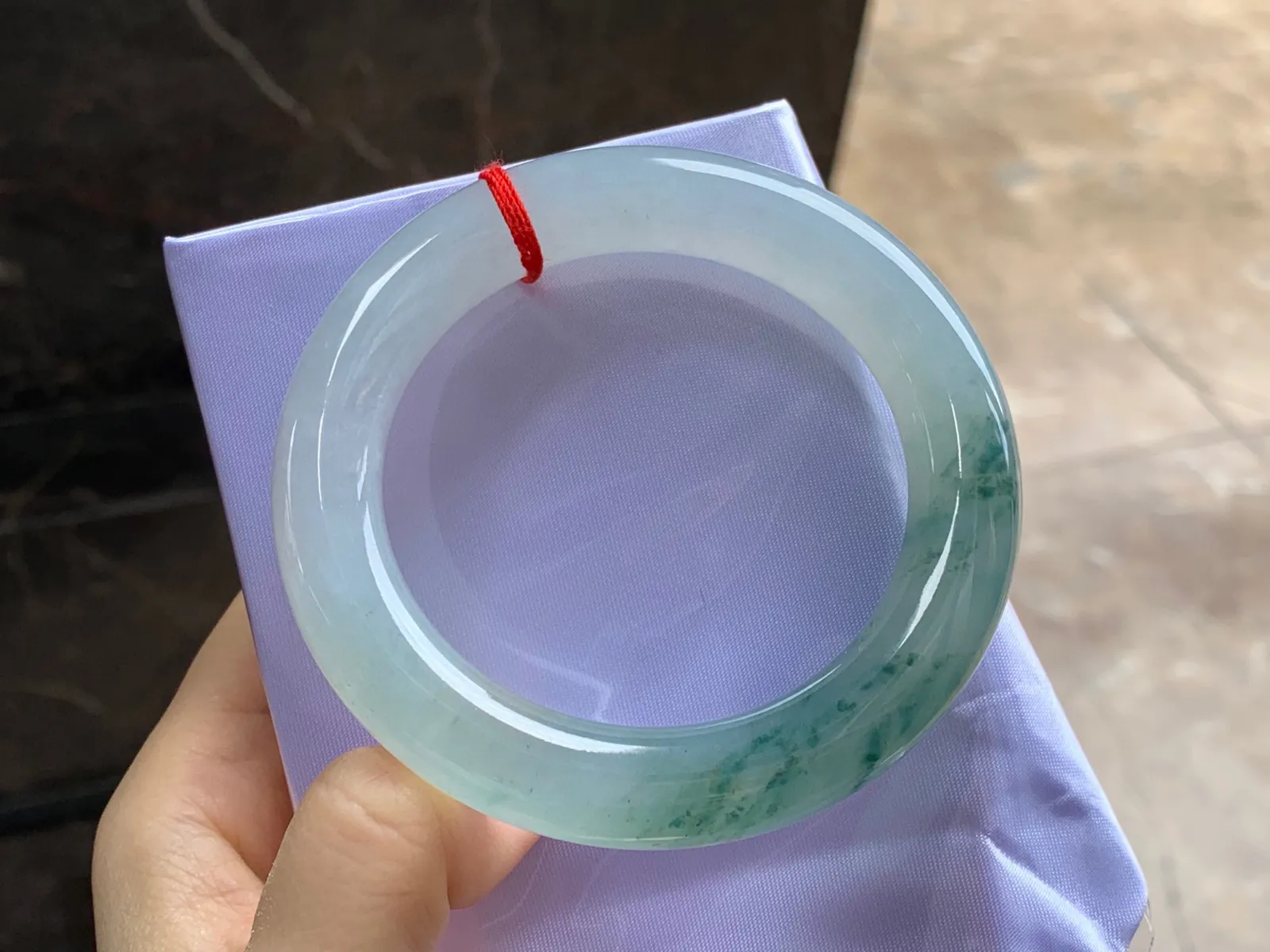 冰种飘花圆条手镯
尺寸：56-12mm
种水好 飘花点缀