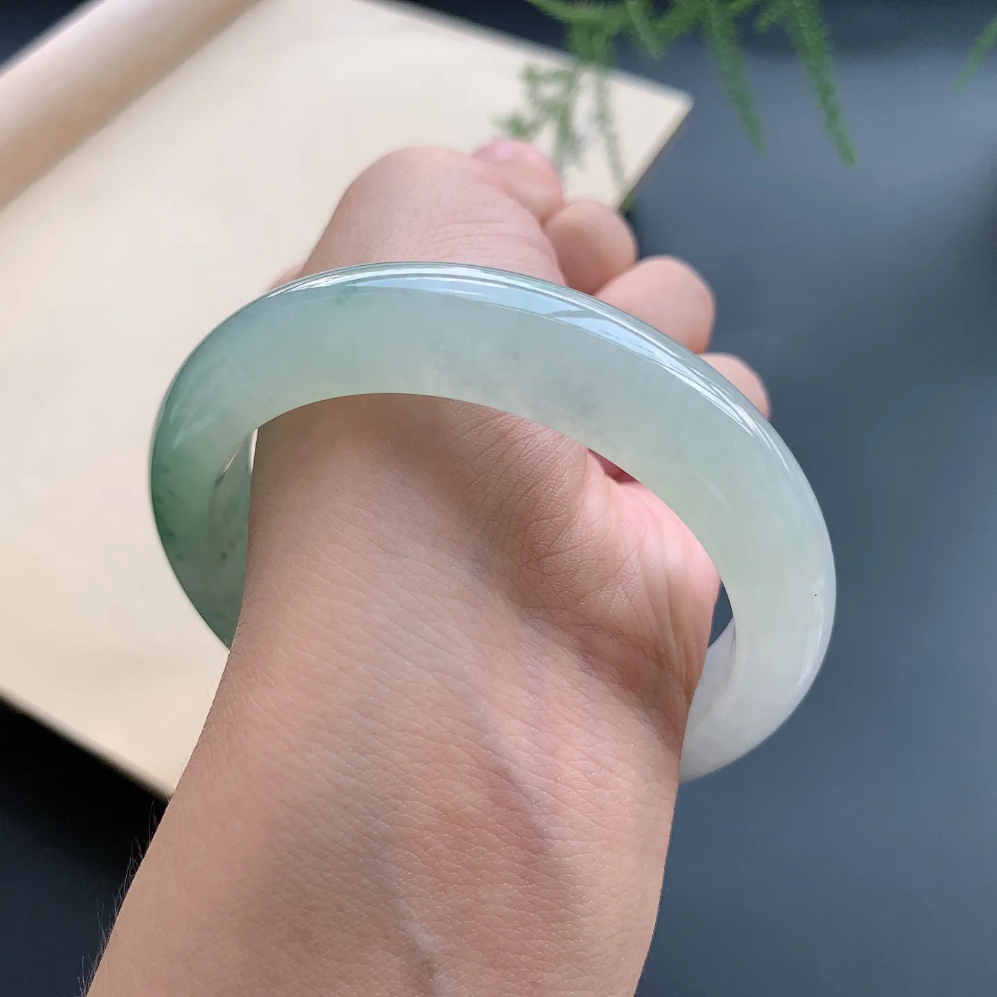 57圈口飘花正圈手镯 尺寸：57-12.6-9.3，无纹裂，水润起胶，花色飘逸，