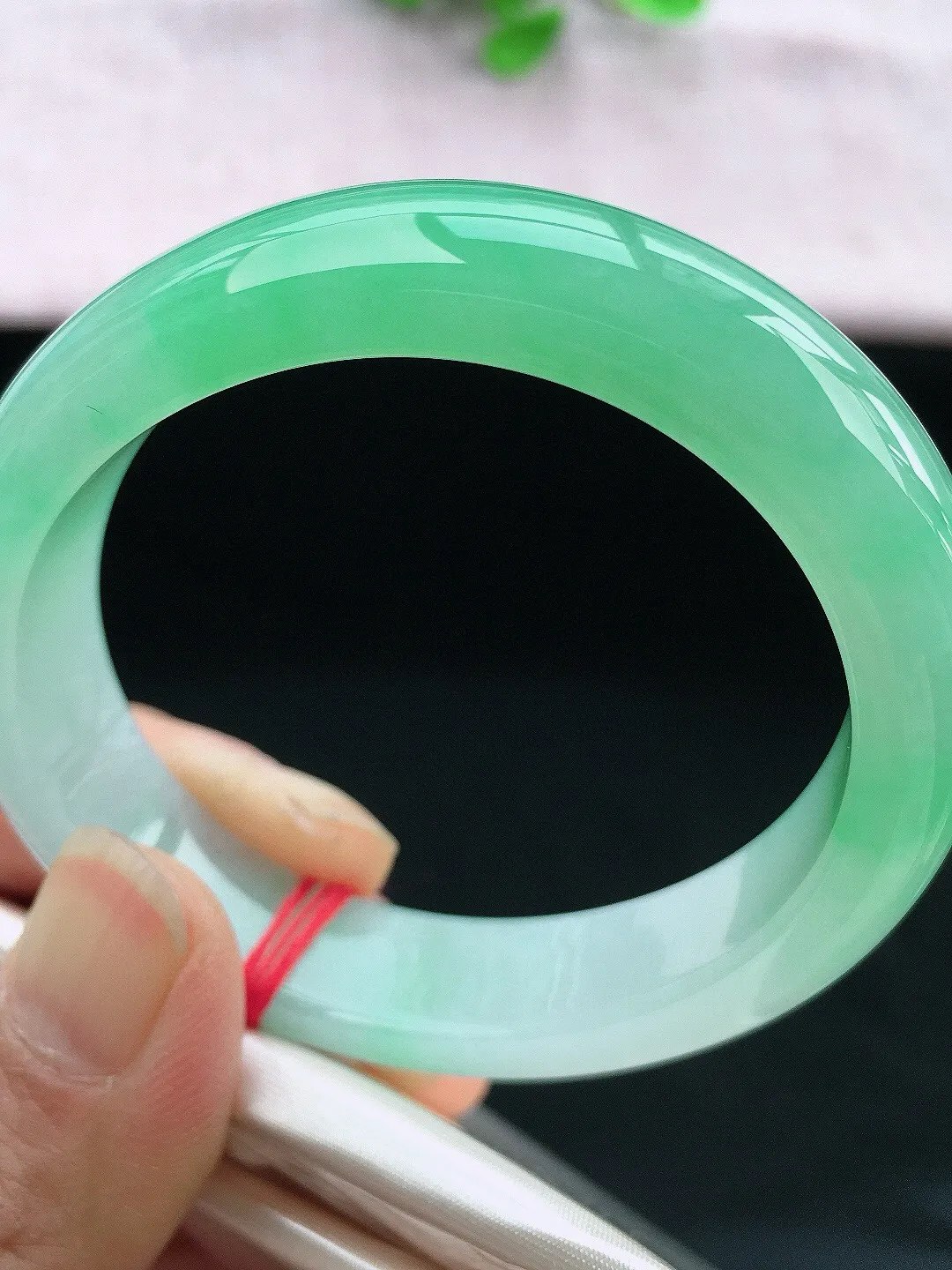 正圈53-54可戴，种老水足，尺寸55/12.8/7.8/47.6mm，飘绿贵妃翡翠手镯新品