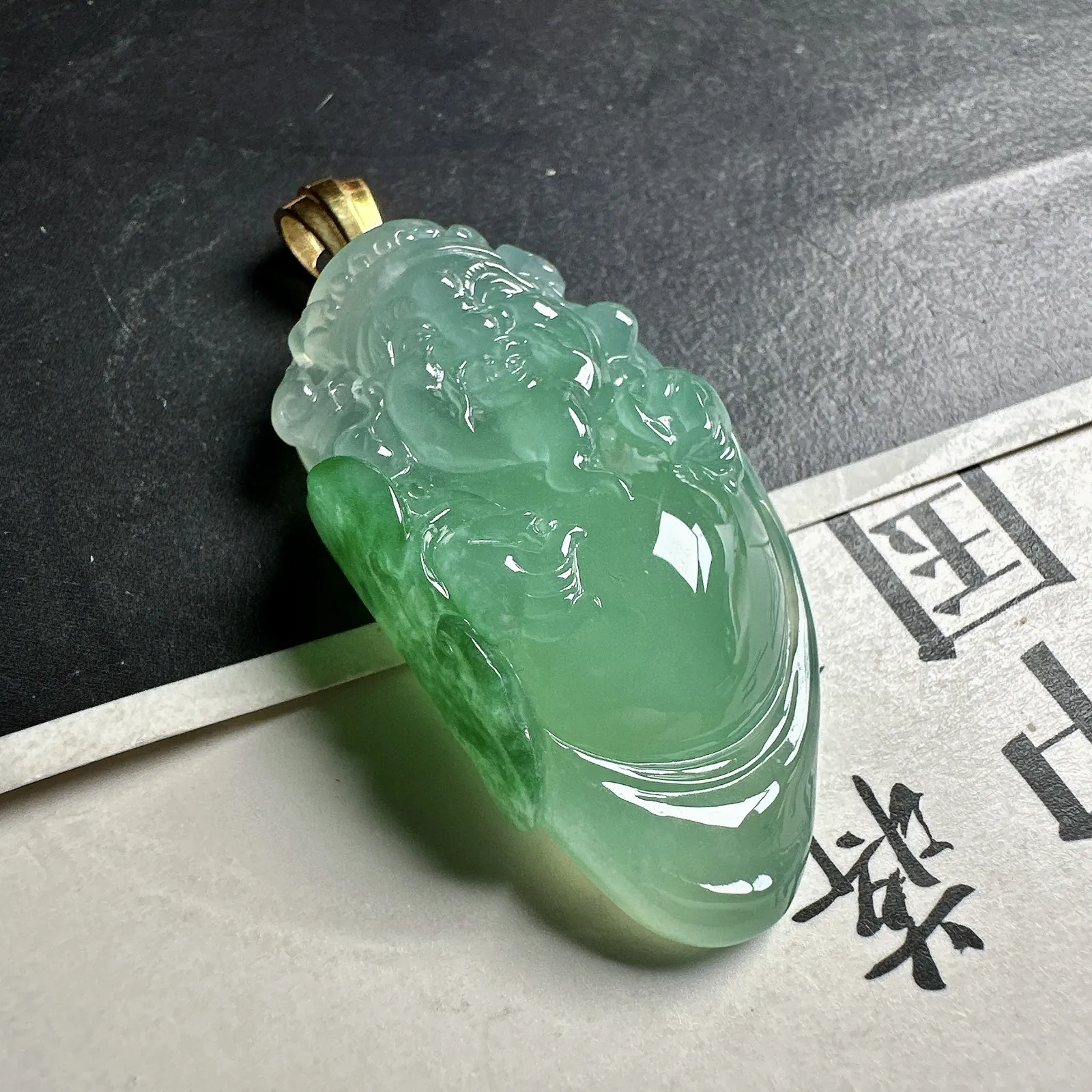 【财神】很纯美的冰晴飘绿财神，立体厚装，底子很干净，颜色漂亮，雕刻精美。