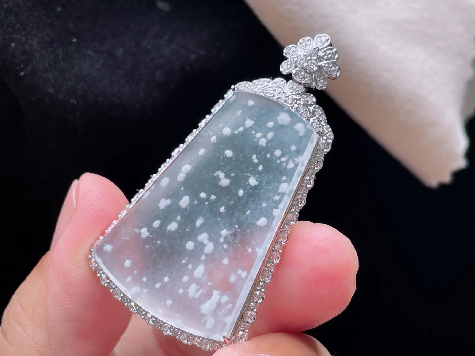 18K 冰种雪花棉·无事牌
 
整49.8-26.4-8.4
裸35.1-24.2