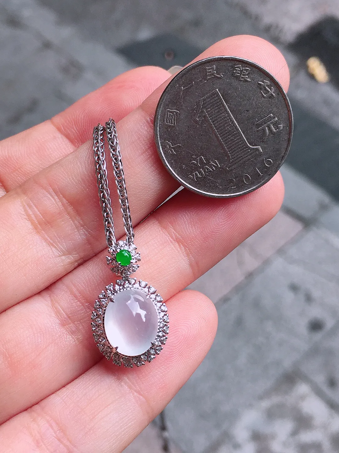 冰种蛋面吊坠，玉质细腻，荧光感超
强，饱满圆润，气质满满。18k
金豪华镶嵌