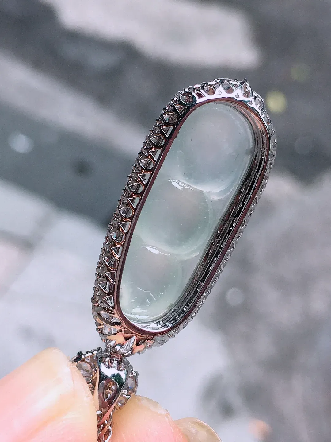 冰种福豆吊坠，玉质细腻，荧光感超
强，饱满圆润，气质满满。18k
金豪华镶嵌