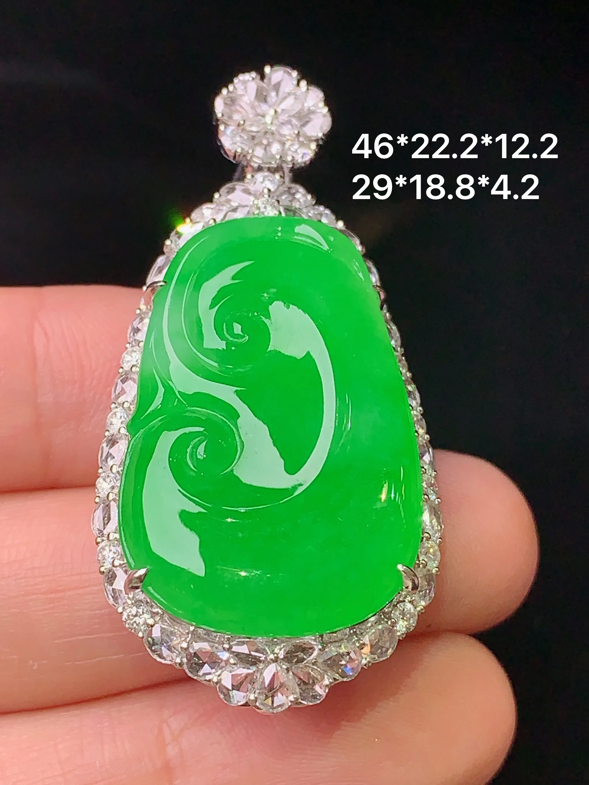 18k金钻镶嵌满绿如意吊坠 玉质细腻 水润亮眼 色泽艳丽 整体尺寸46*22.2*12.2