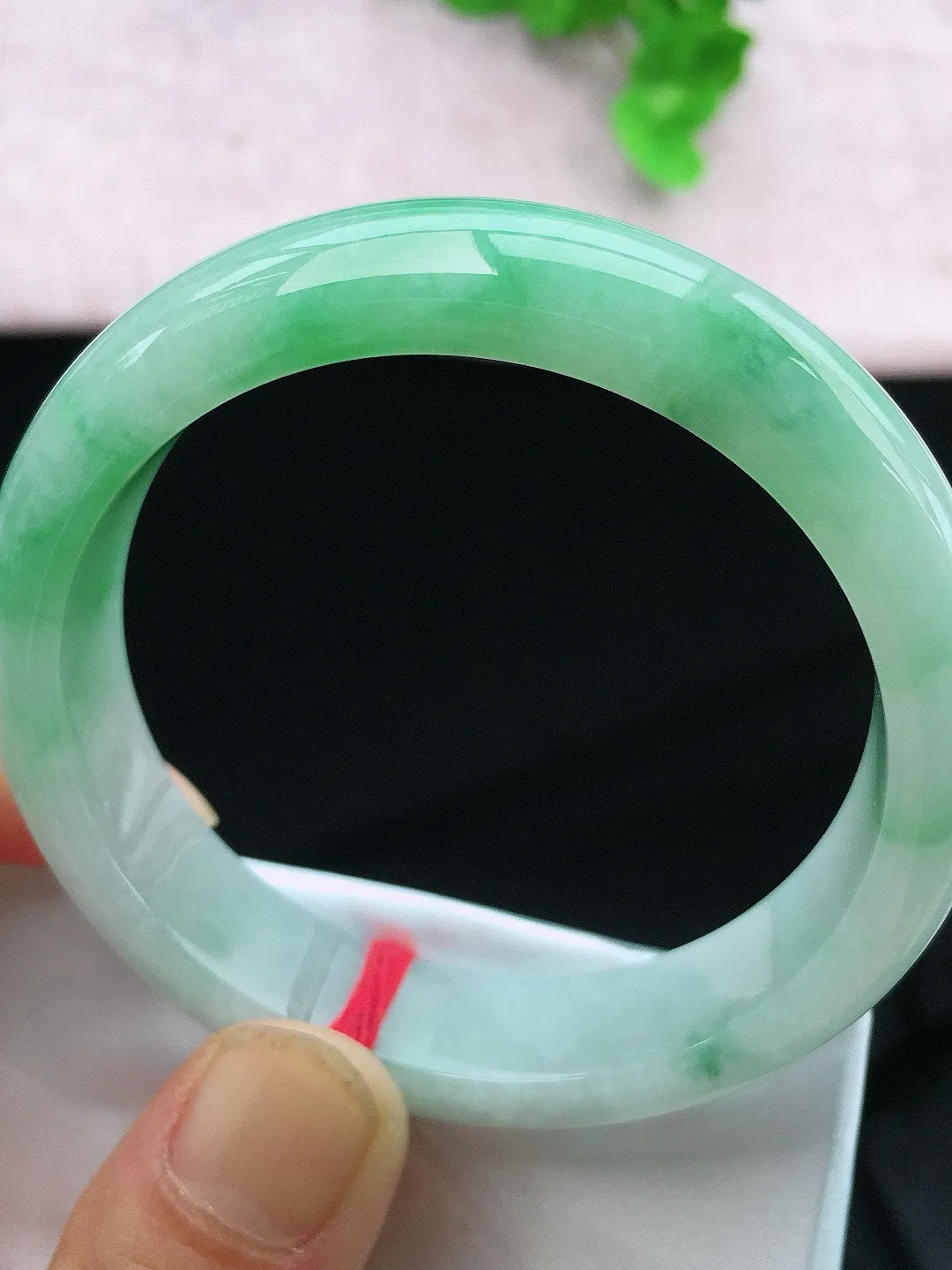 正圈53-54可戴，种老水足，尺寸53.6/12.6/7.7mm，冰飘绿正圈翡翠手镯