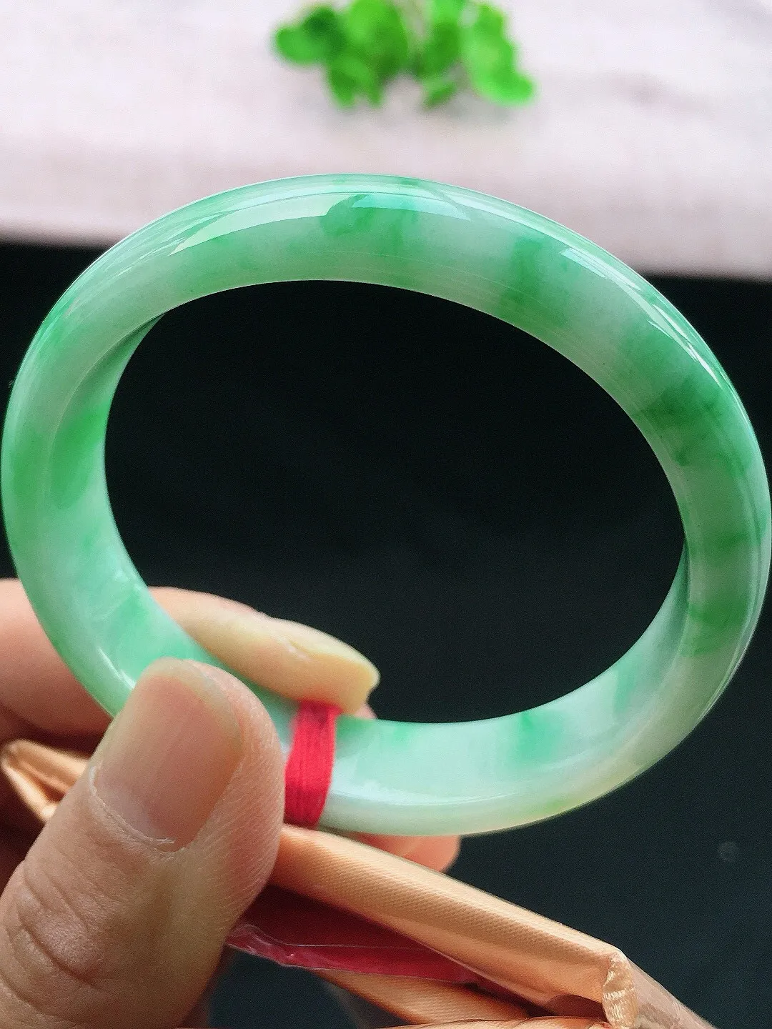 正圈51-52可戴，种老水足，尺寸53.8/13/6.6/48.8mm，飘绿贵妃翡翠手镯