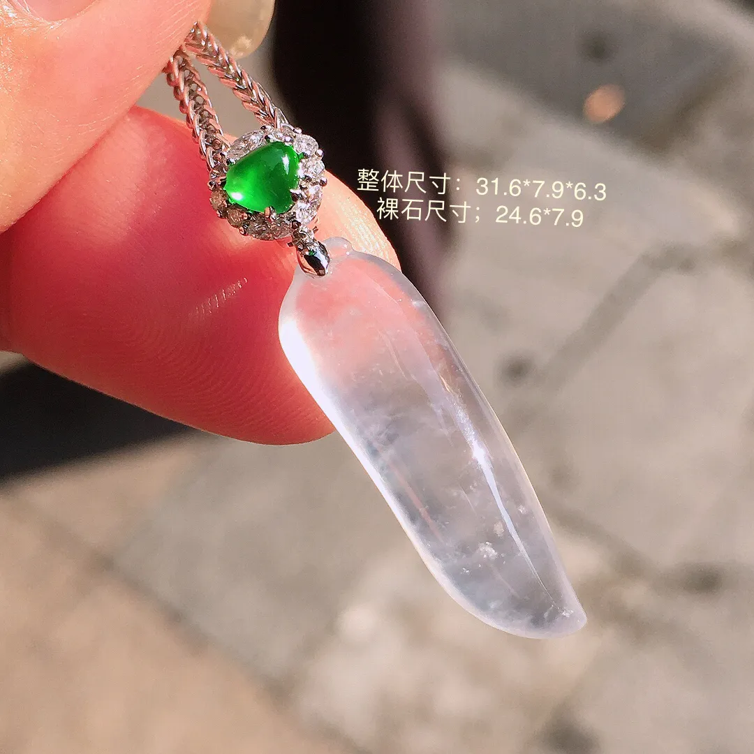 玻璃种福瓜吊坠，玉质细腻，荧光感超
强，饱满圆润，气质满满。18k
金豪华镶嵌