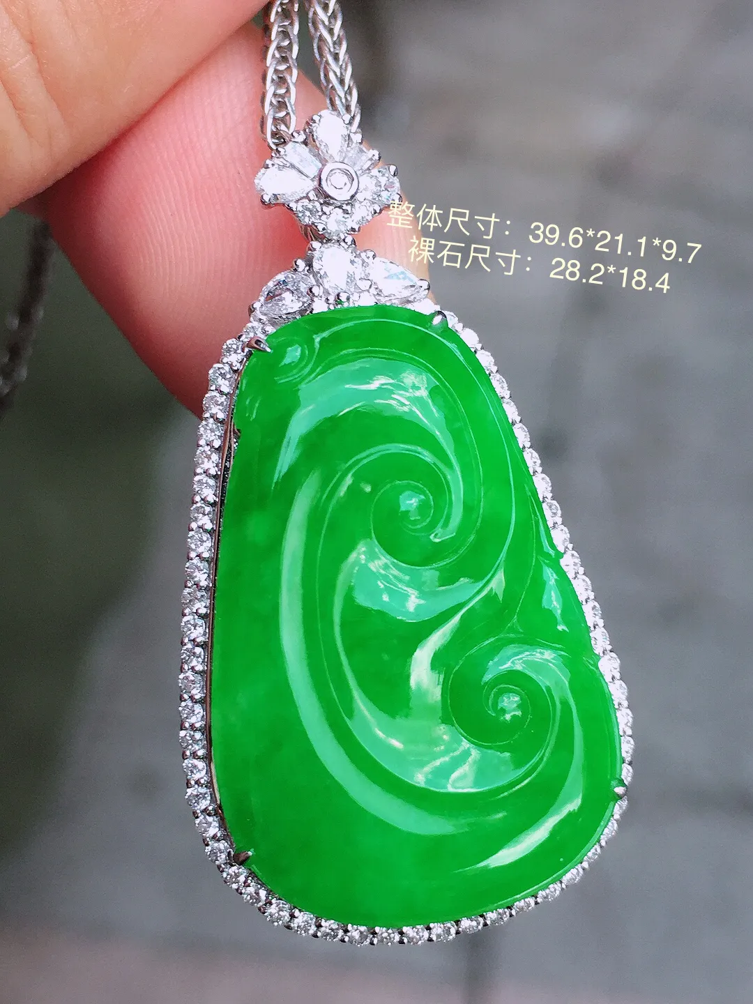 阳绿如意吊坠，色泽均匀浓郁，玉质细腻，荧光感超
强，饱满圆润，气质满满。18k
金豪华镶嵌