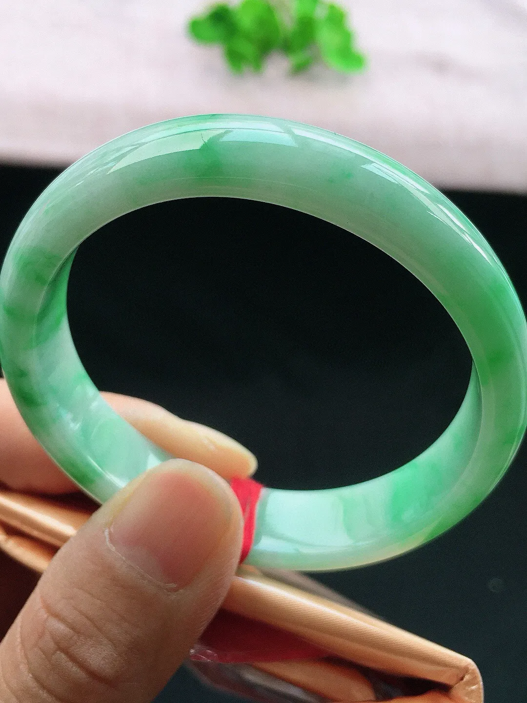 正圈51-52可戴，种老水足，尺寸53.8/13/6.6/48.8mm，飘绿贵妃翡翠手镯