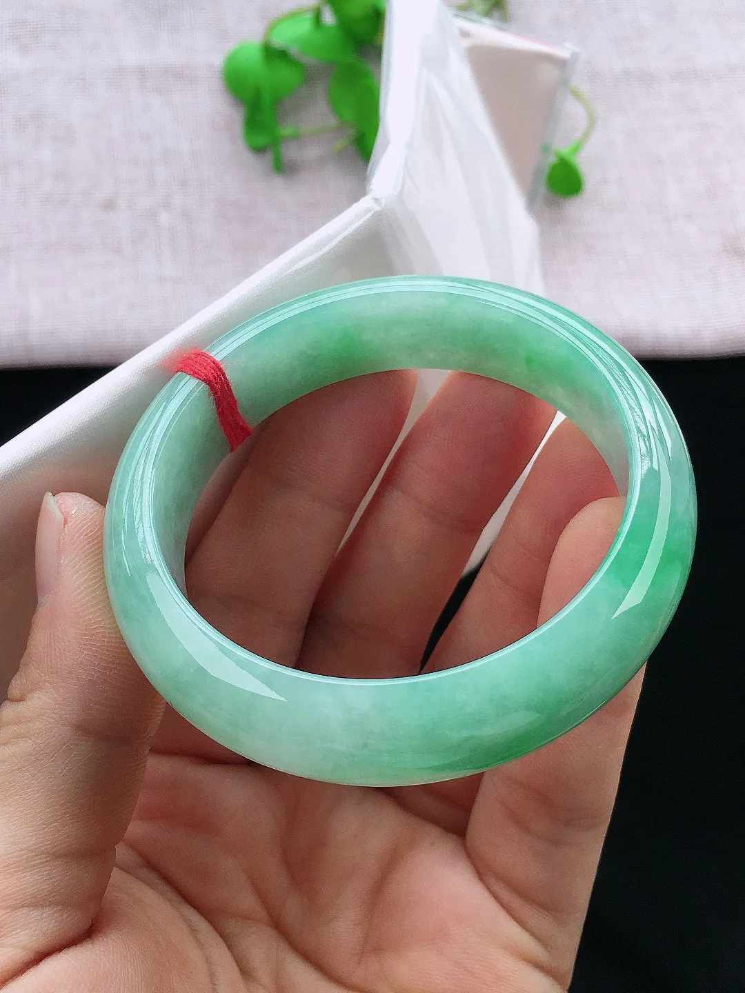 正圈53-54可戴，种老水足，宽版，尺寸53.7/14.2/7.8mm，冰飘绿正圈翡翠手镯
