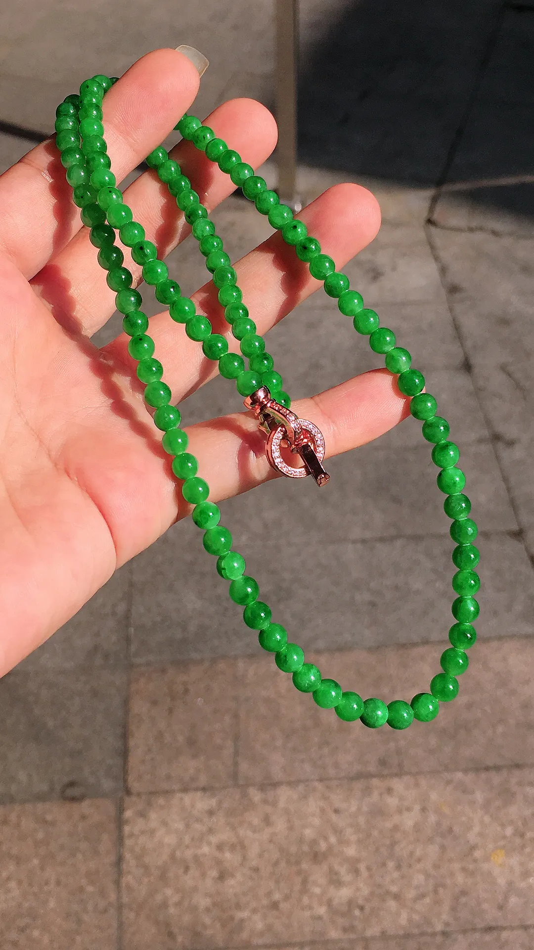 阳绿珠子项链，色泽均匀浓郁，玉质细腻，荧光感超
强，饱满圆润，气质满满。