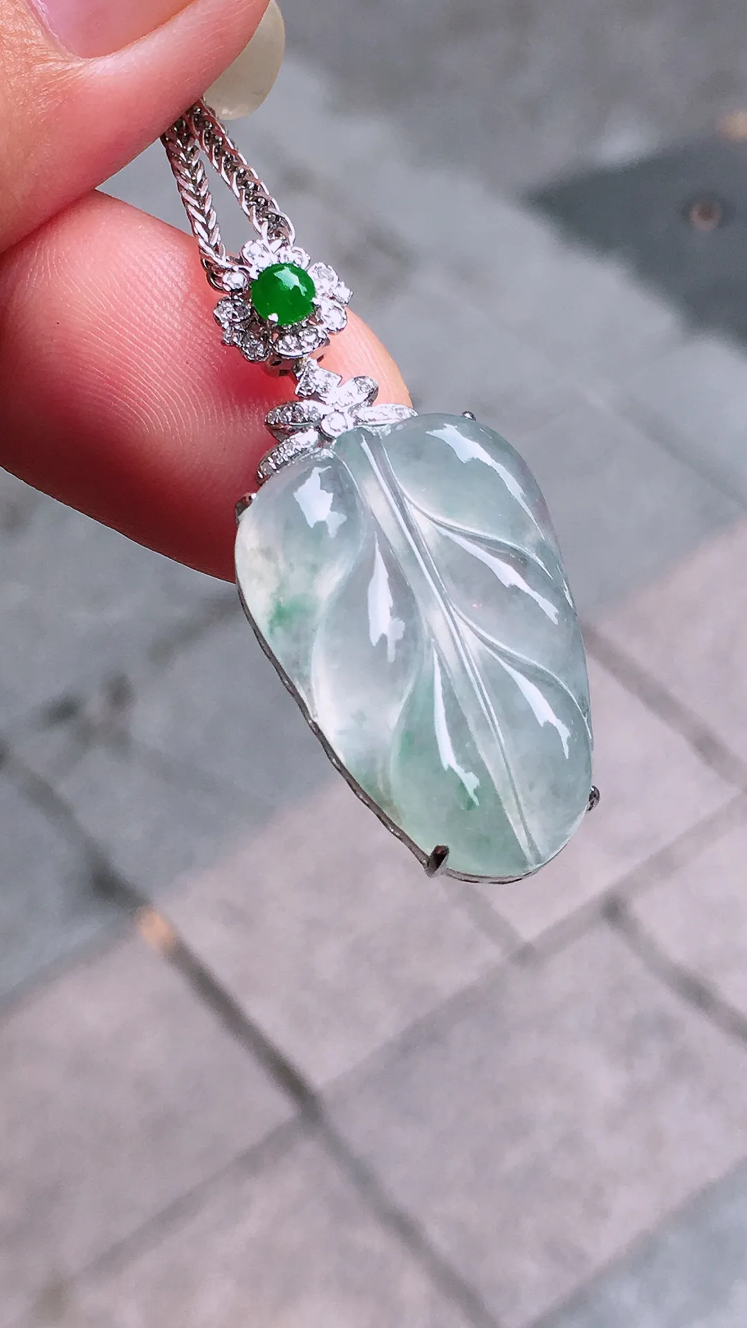 冰飘花玉叶吊坠，玉质细腻，荧光感超
强，饱满圆润，气质满满。18k
金豪华镶嵌
