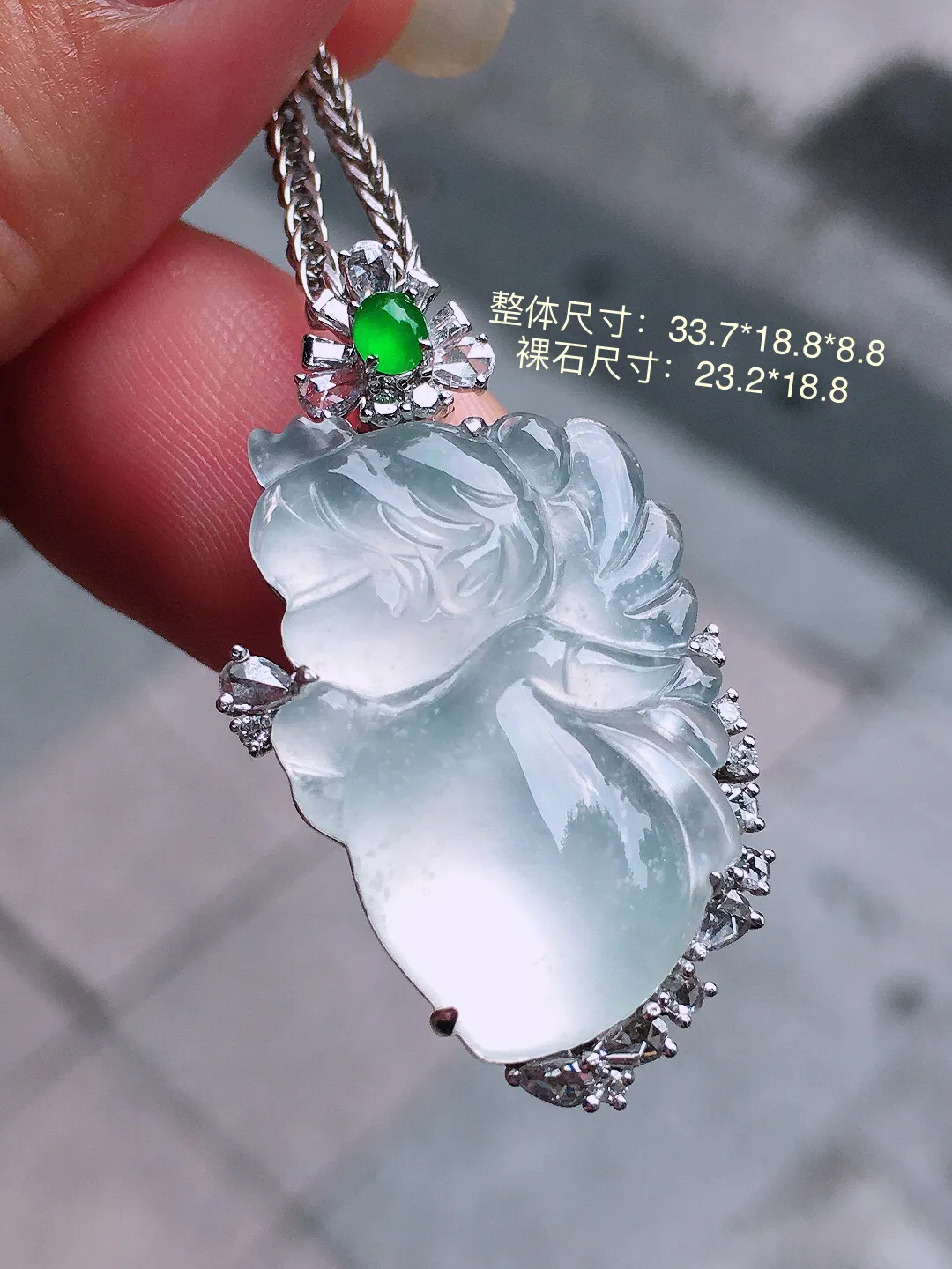 冰种【天使】吊坠，玉质细腻，荧光感超
强，饱满圆润，气质满满。18k
金豪华镶嵌
