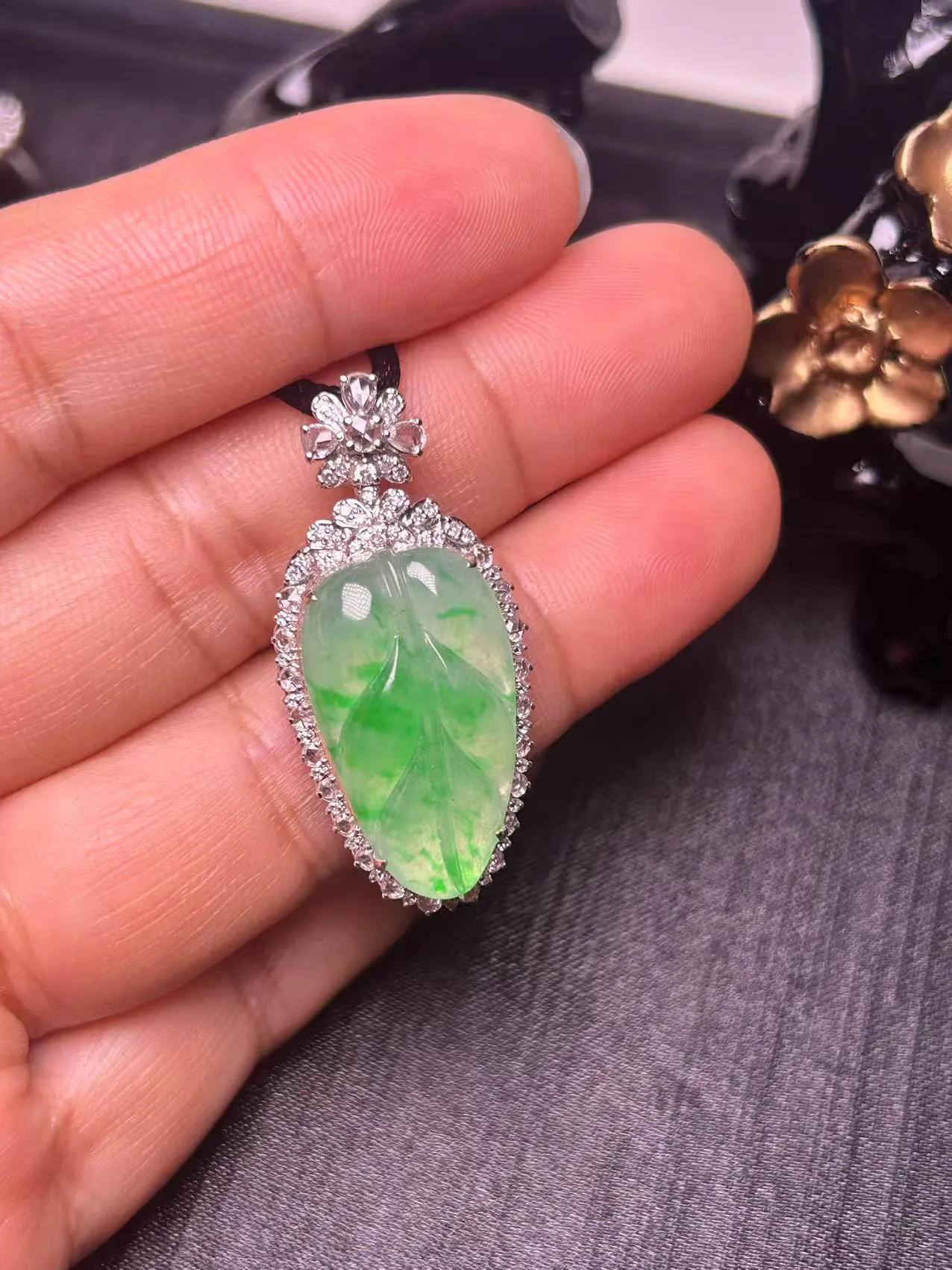缅甸翡翠A货，金枝玉叶，事业有成，平平安安，健健康康，上身效果很美，裸石尺寸24.7//14.2//4.5