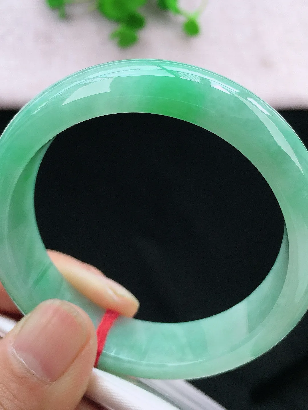 正圈53-54可戴，种老水足，宽版，尺寸53.7/14.2/7.8mm，冰飘绿正圈翡翠手镯