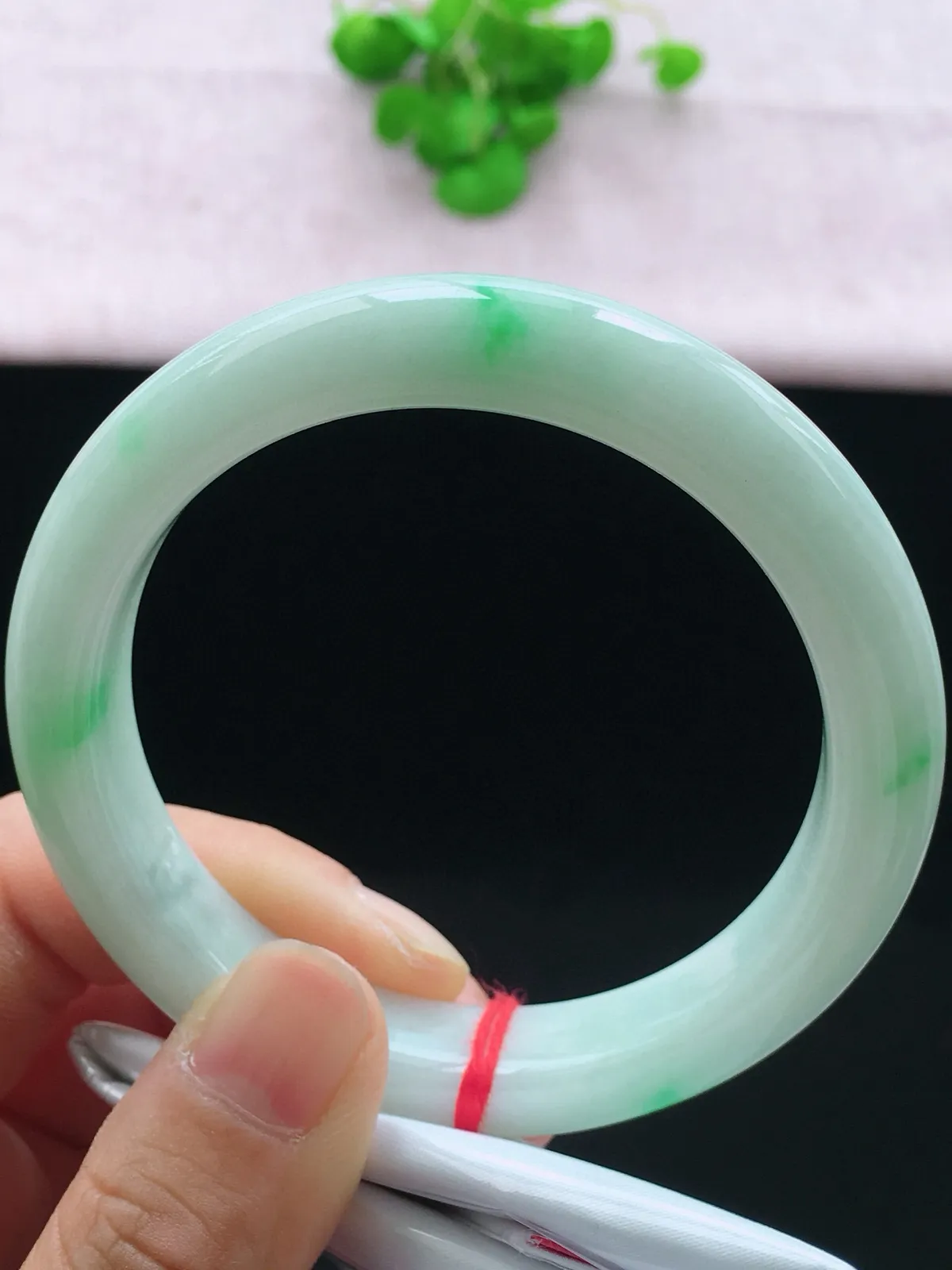 正圈58-59可戴，种老水足，尺寸58.8/12/9.3mm，冰飘绿正圈翡翠手镯