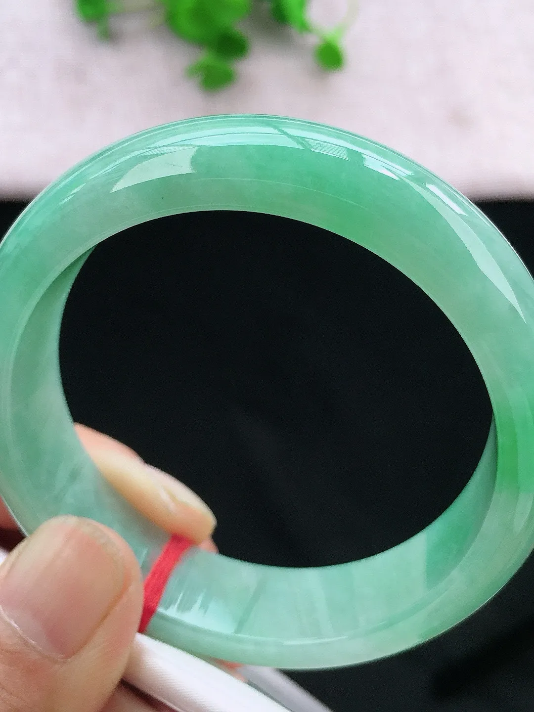 正圈53-54可戴，种老水足，宽版，尺寸53.7/14.2/7.8mm，冰飘绿正圈翡翠手镯