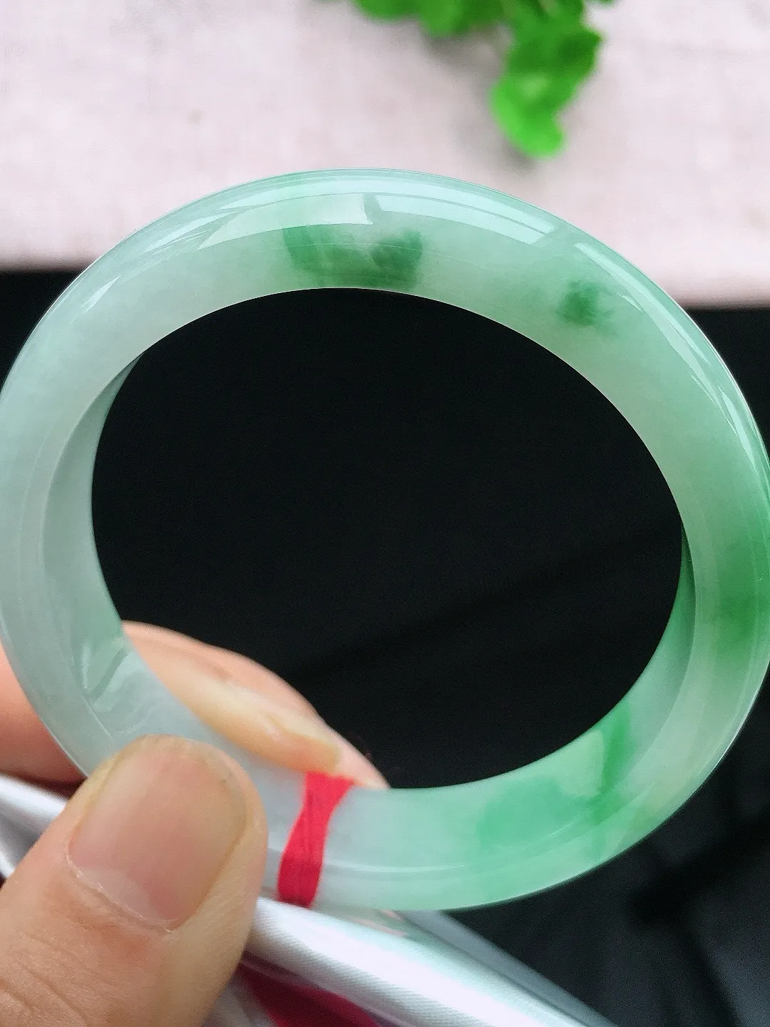 正圈53-54可戴，种老水足，尺寸53.6/12.6/7.7mm，冰飘绿正圈翡翠手镯