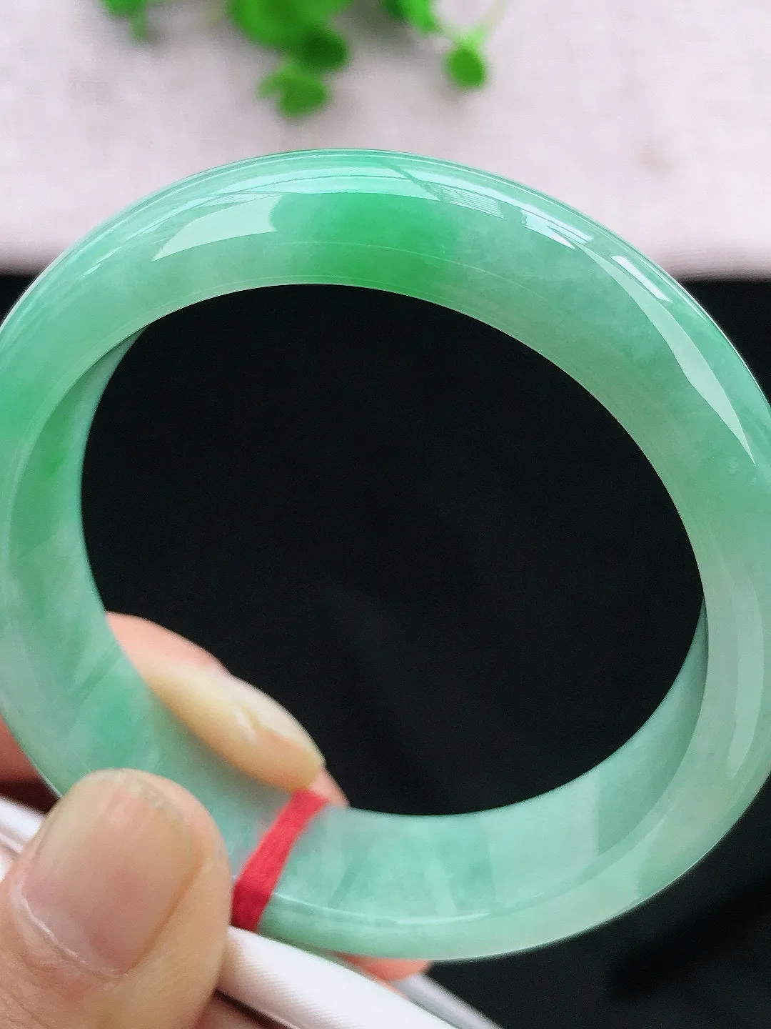 正圈53-54可戴，种老水足，宽版，尺寸53.7/14.2/7.8mm，冰飘绿正圈翡翠手镯