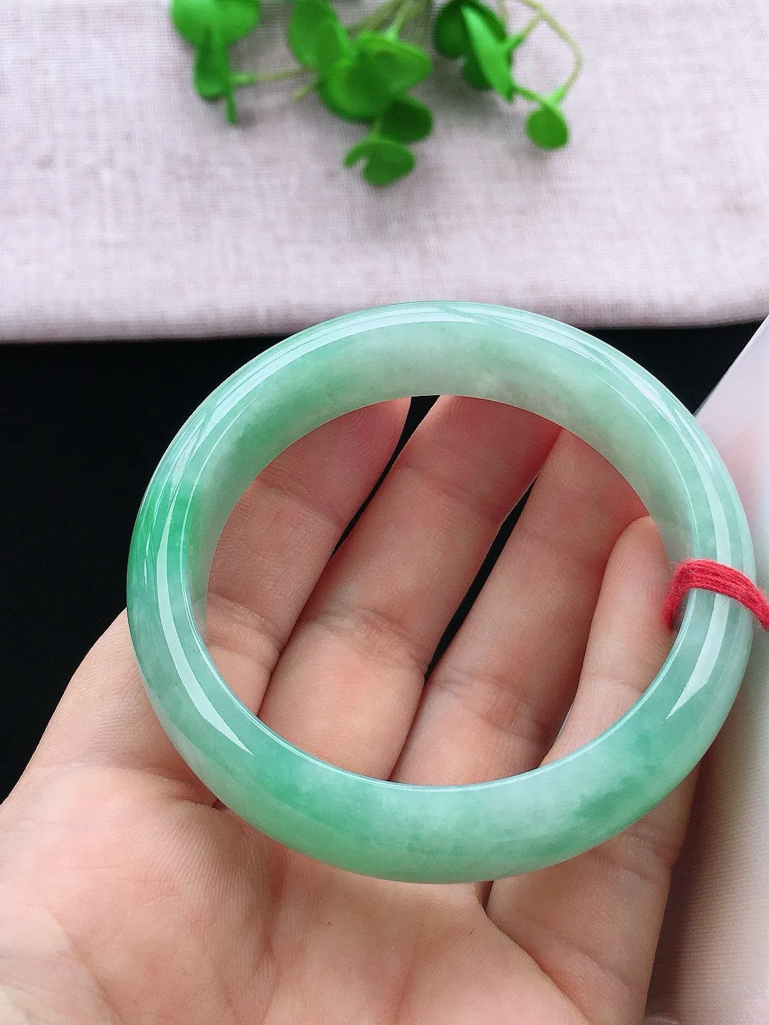 正圈53-54可戴，种老水足，宽版，尺寸53.7/14.2/7.8mm，冰飘绿正圈翡翠手镯
