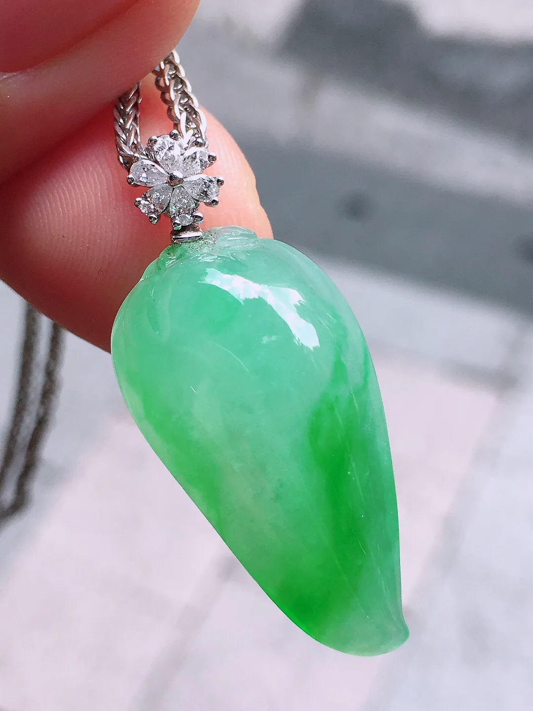 飘绿福瓜吊坠，色泽艳丽，玉质细腻，荧光感超
强，饱满圆润，气质满满。18k
金豪华镶嵌