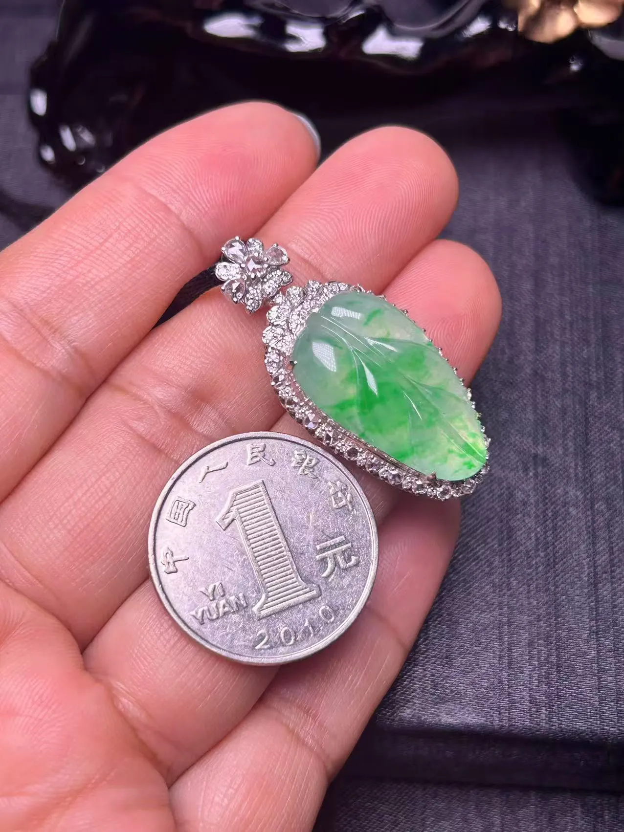 缅甸翡翠A货，金枝玉叶，事业有成，平平安安，健健康康，上身效果很美，裸石尺寸24.7//14.2//4.5