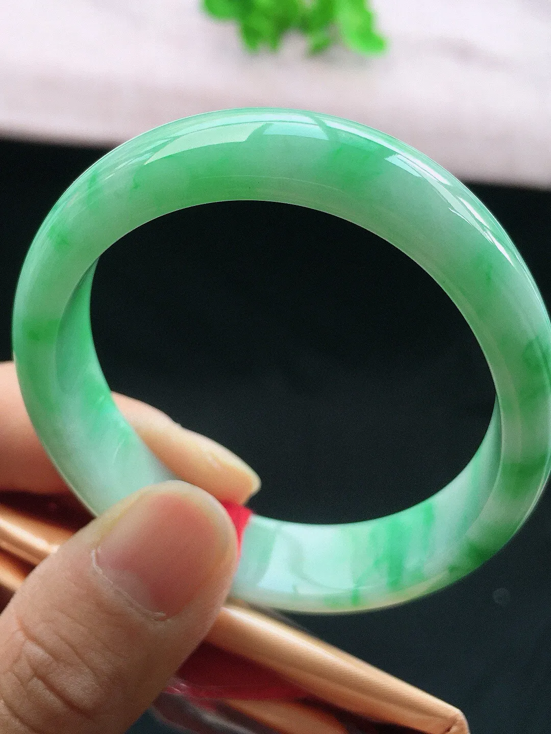 正圈51-52可戴，种老水足，尺寸53.8/13/6.6/48.8mm，飘绿贵妃翡翠手镯