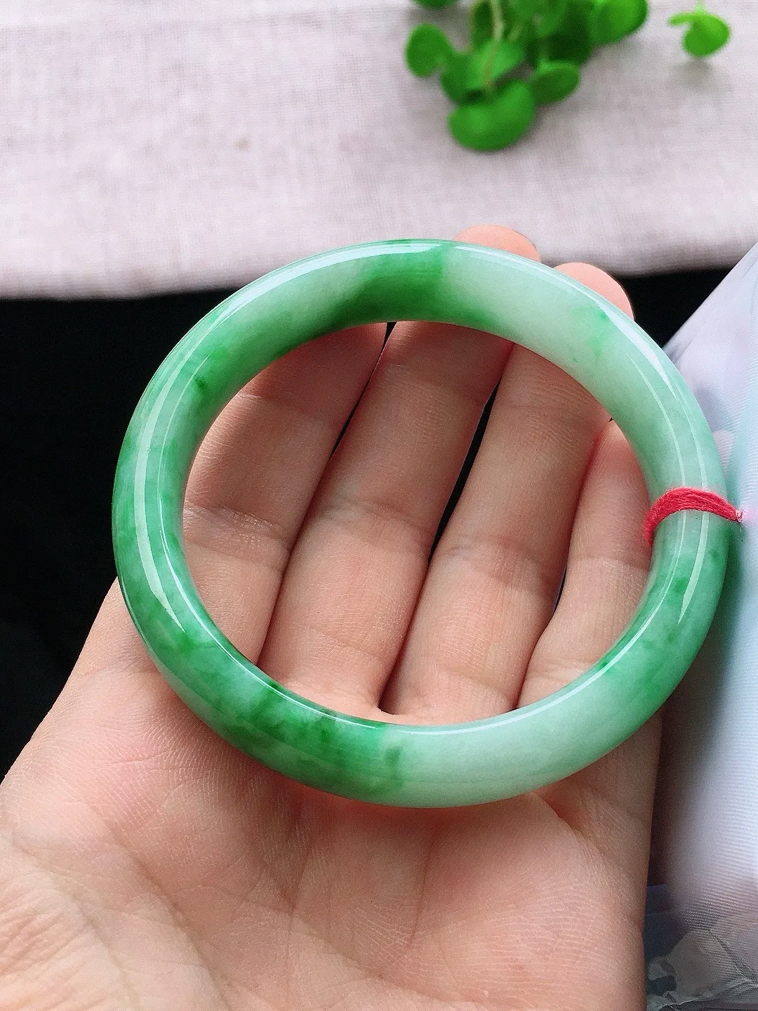 正圈56-57可戴，种老水足，尺寸56.6/13/7.8mm，冰飘绿正圈翡翠手镯