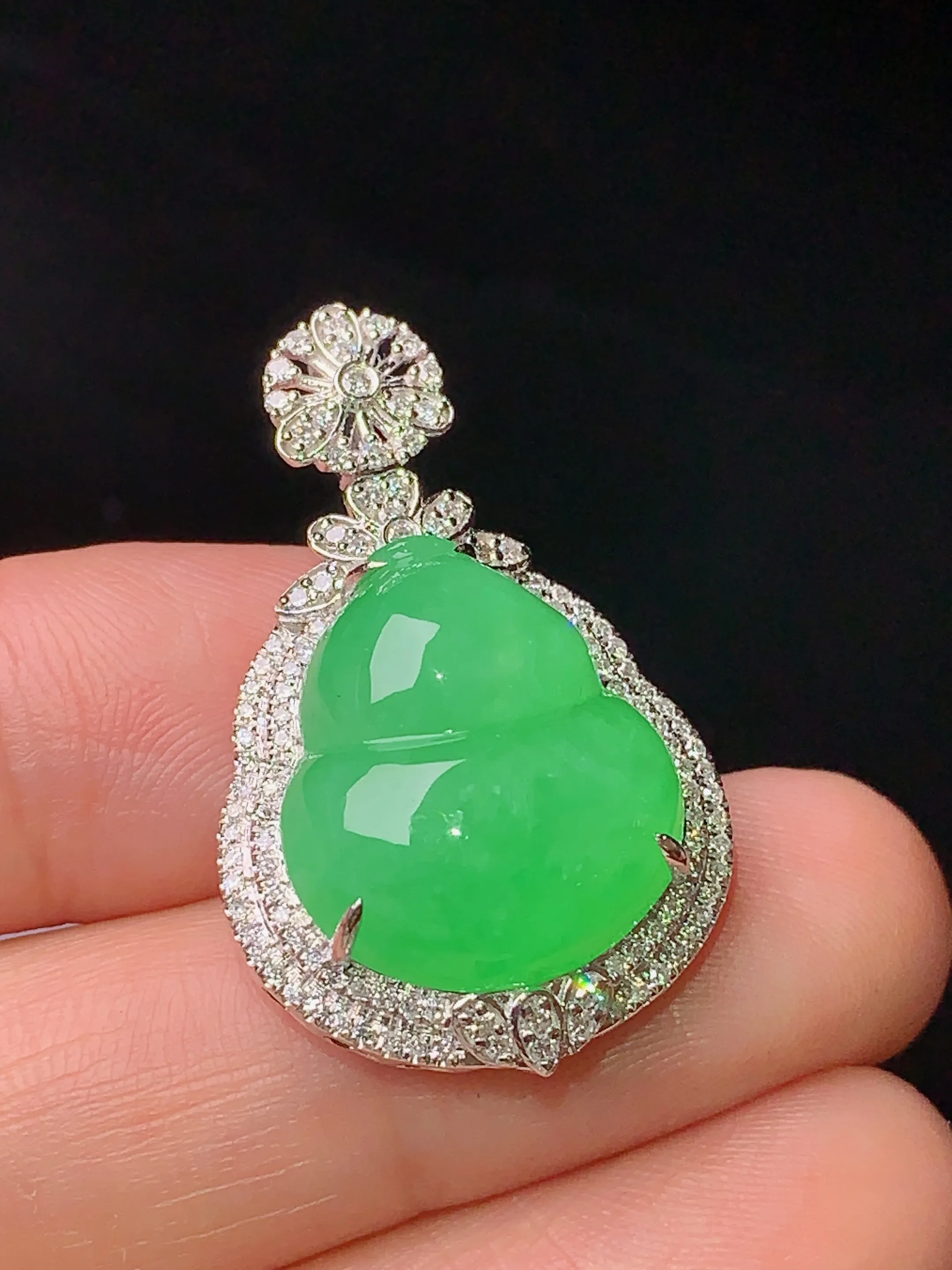 18k金钻镶嵌翠绿葫芦吊坠 玉质细腻 水润亮眼 色泽艳丽 整体尺寸31.2*19.3*9.2