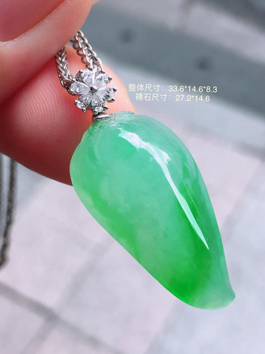 飘绿福瓜吊坠，色泽艳丽，玉质细腻，荧光感超
强，饱满圆润，气质满满。18k
金豪华镶嵌