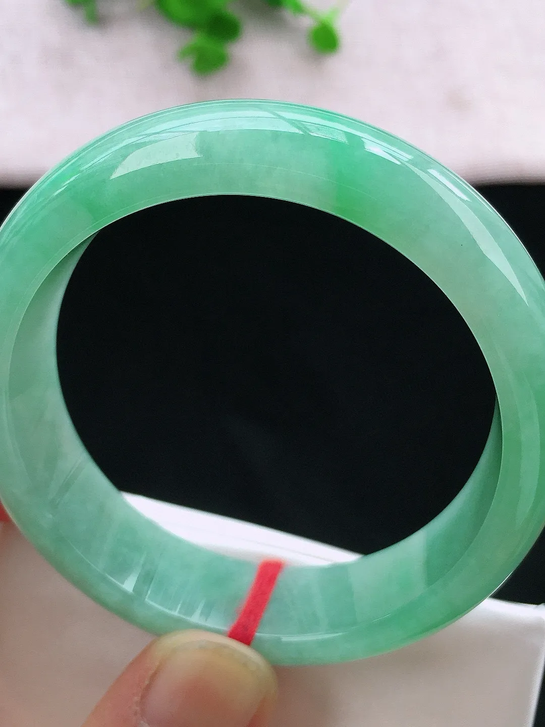 正圈53-54可戴，种老水足，宽版，尺寸53.7/14.2/7.8mm，冰飘绿正圈翡翠手镯