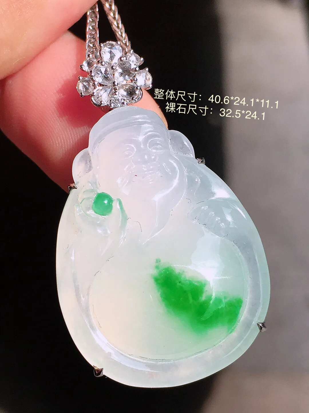 飘绿【财神爷】吊坠，色泽浓郁，玉质细腻，荧光感超
强，饱满圆润，气质满满。18k
金豪华镶嵌