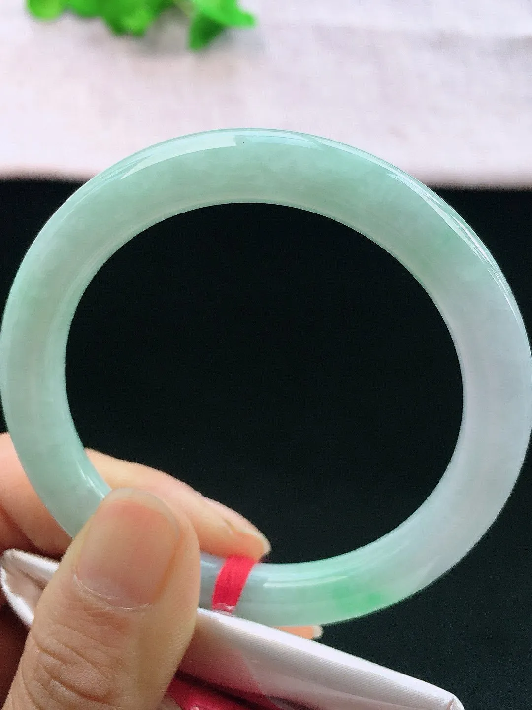 正圈56-57可戴，种老水足，尺寸55/8.8/8.8mm，春彩圆条翡翠手镯