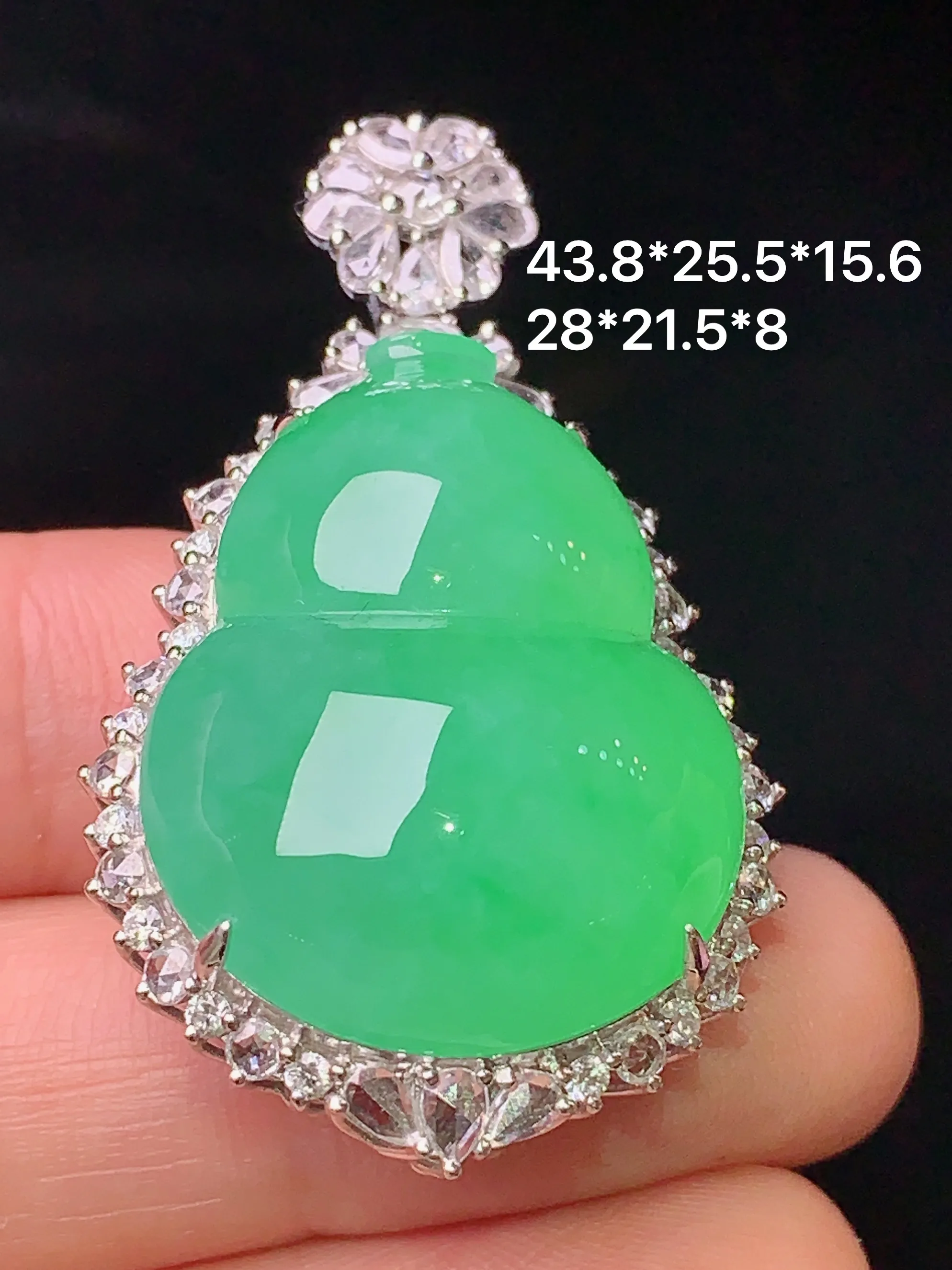 18k金钻镶嵌翠绿葫芦吊坠 玉质细腻 水润亮眼 色泽艳丽 整体尺寸43.8*25.5*15.6