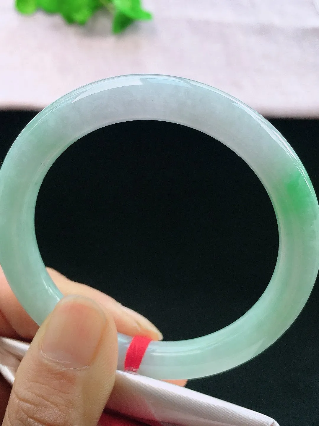 正圈56-57可戴，种老水足，尺寸55/8.8/8.8mm，春彩圆条翡翠手镯