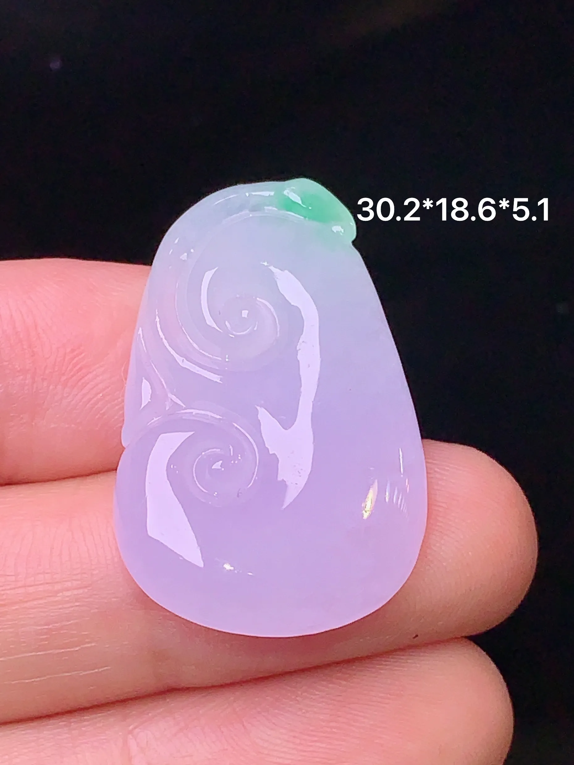淡春彩如意吊坠 玉质细腻 水润亮眼 色泽艳丽 整体尺寸30.2*18.6*5.1