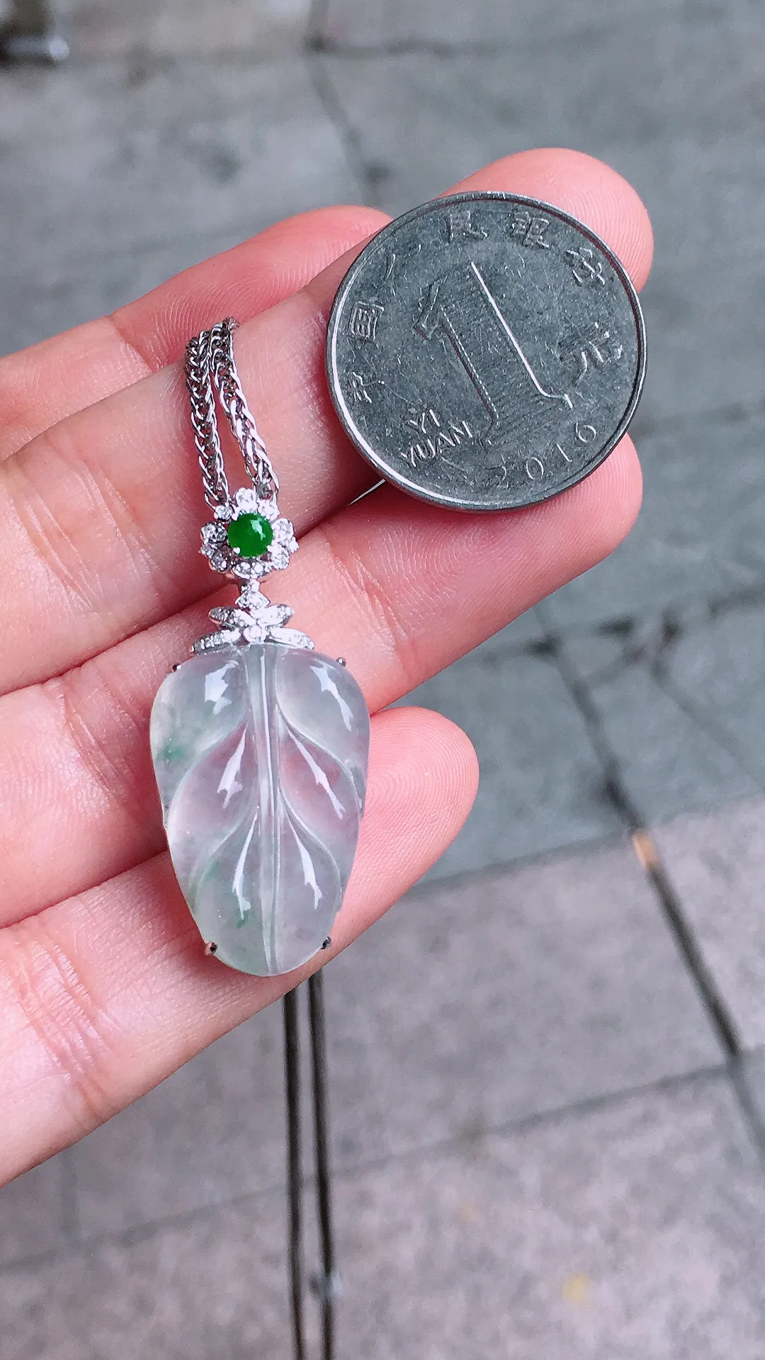 冰飘花玉叶吊坠，玉质细腻，荧光感超
强，饱满圆润，气质满满。18k
金豪华镶嵌