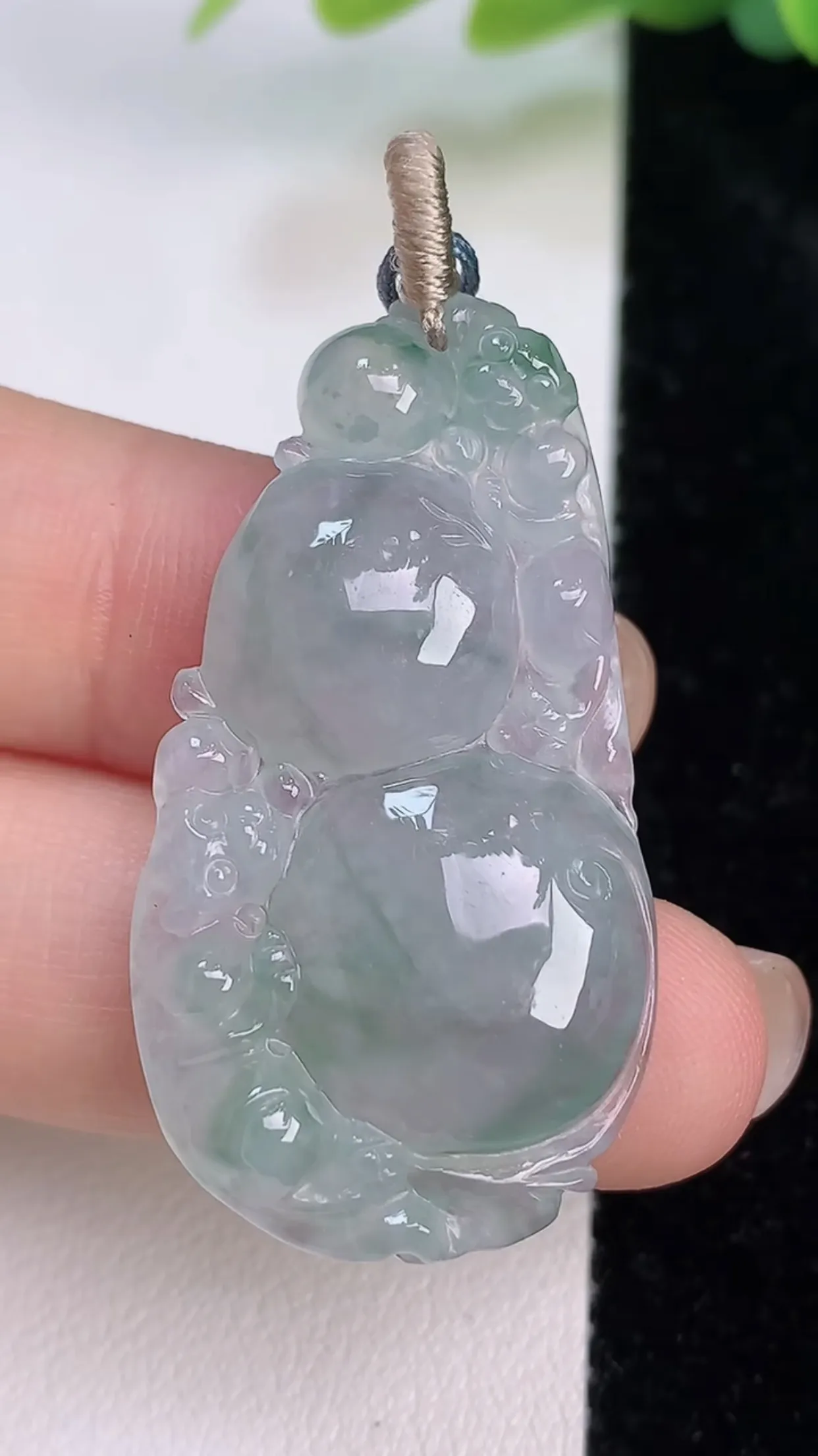 缅甸天然翡翠a货 老坑料起胶冰种 飘花今非昔比 蜥蜴葫芦吊坠，尺寸40-21.6-5.3mm  y 