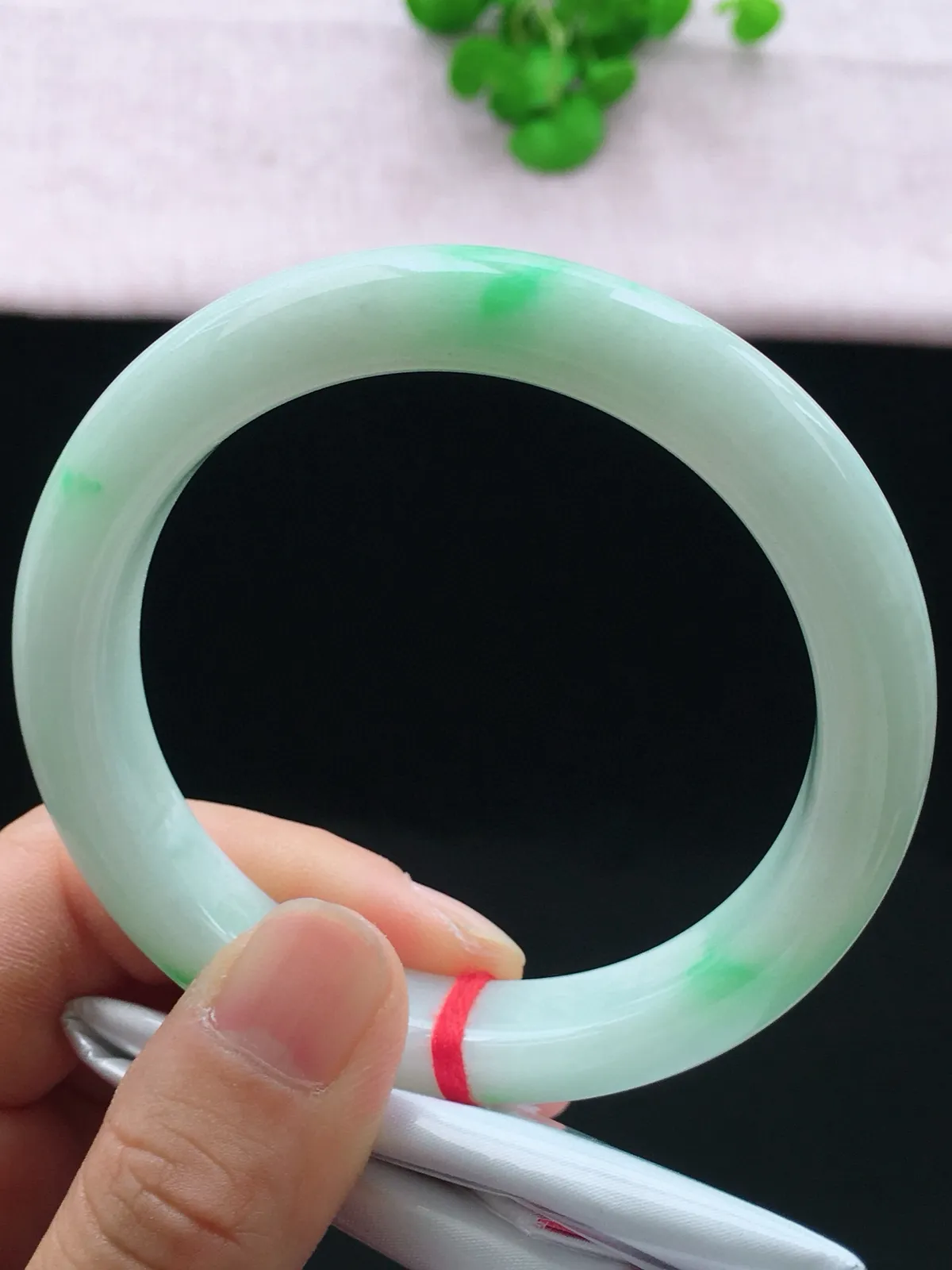正圈58-59可戴，种老水足，尺寸58.8/12/9.3mm，冰飘绿正圈翡翠手镯