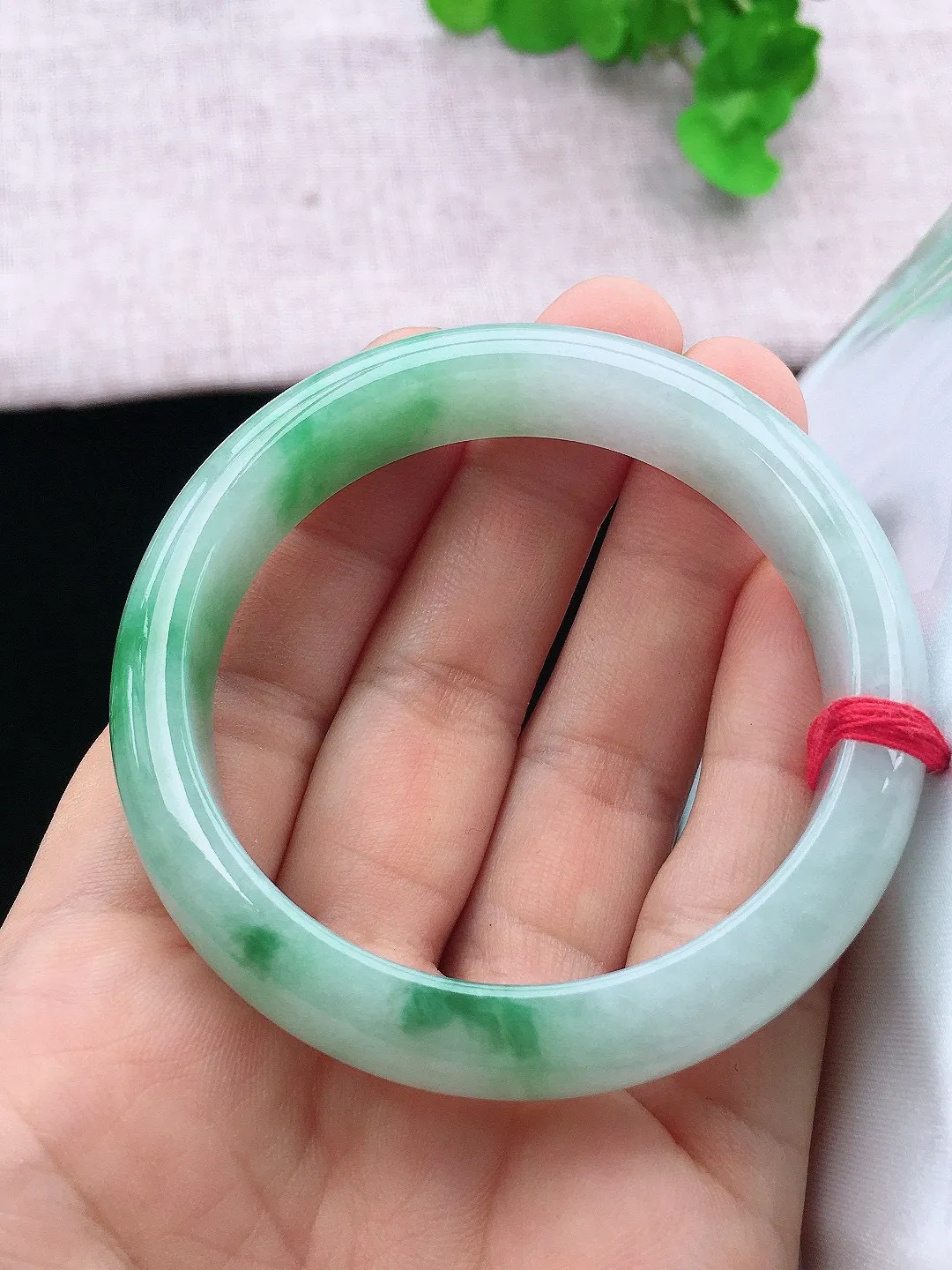 正圈53-54可戴，种老水足，尺寸53.6/12.6/7.7mm，冰飘绿正圈翡翠手镯