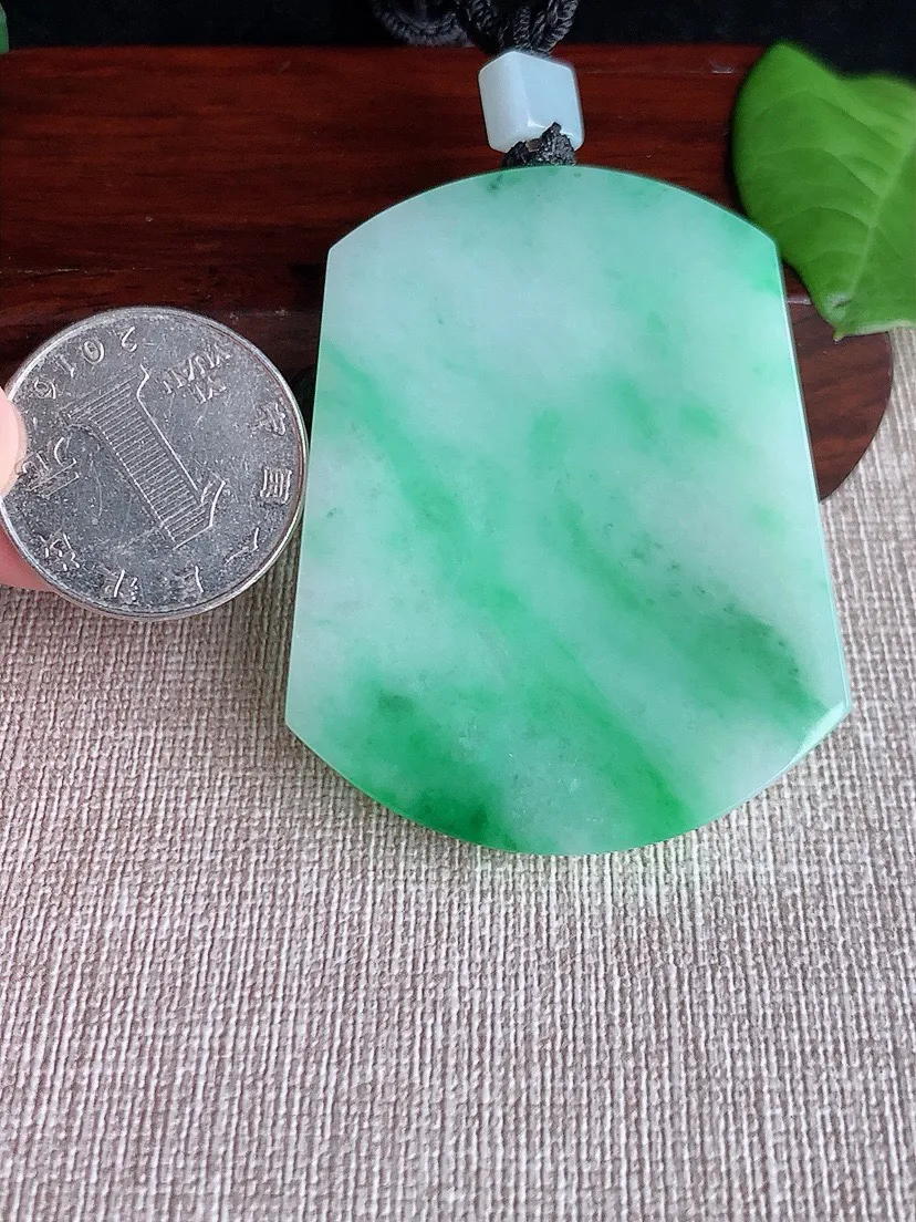 a货翡翠老坑冰种飘绿无事牌吊坠 尺寸54×43.5×5.2mm 重量39.49g 0718