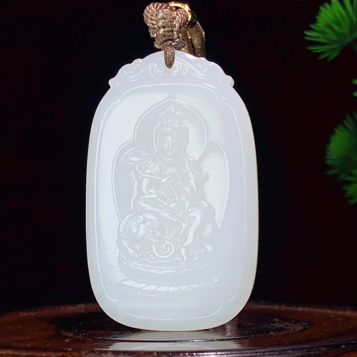 和田玉羊脂白玉普贤菩萨牌子挂件 尺寸53/32/8重40克 玉质细腻油润 底色纯净 脂粉好，品质好！