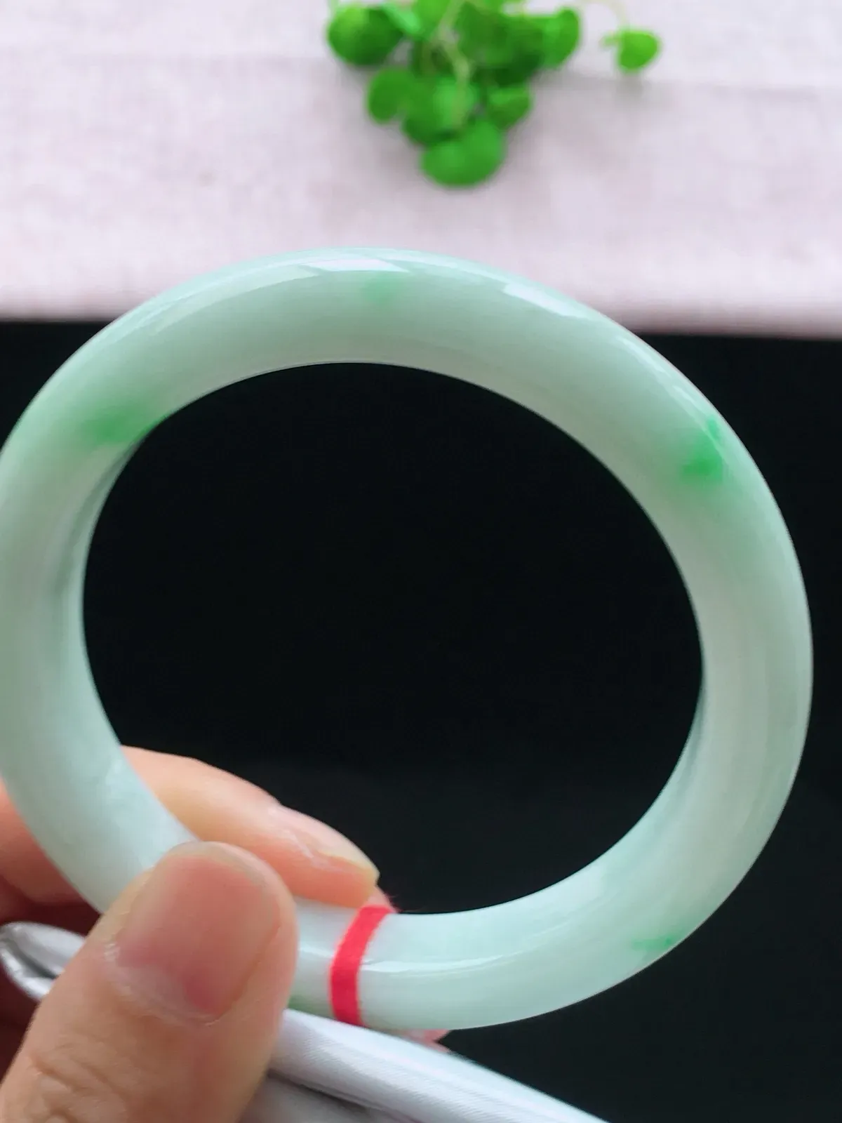 正圈58-59可戴，种老水足，尺寸58.8/12/9.3mm，冰飘绿正圈翡翠手镯