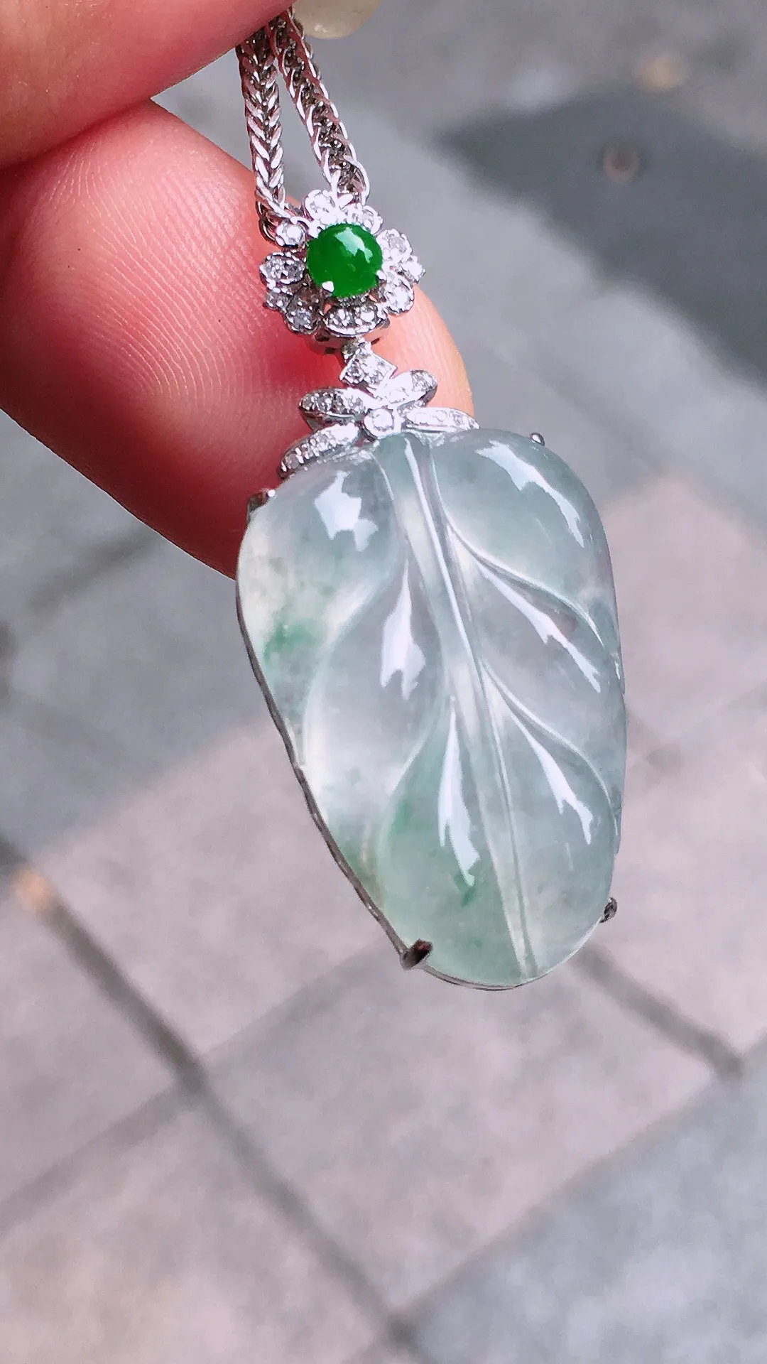 冰飘花玉叶吊坠，玉质细腻，荧光感超
强，饱满圆润，气质满满。18k
金豪华镶嵌
