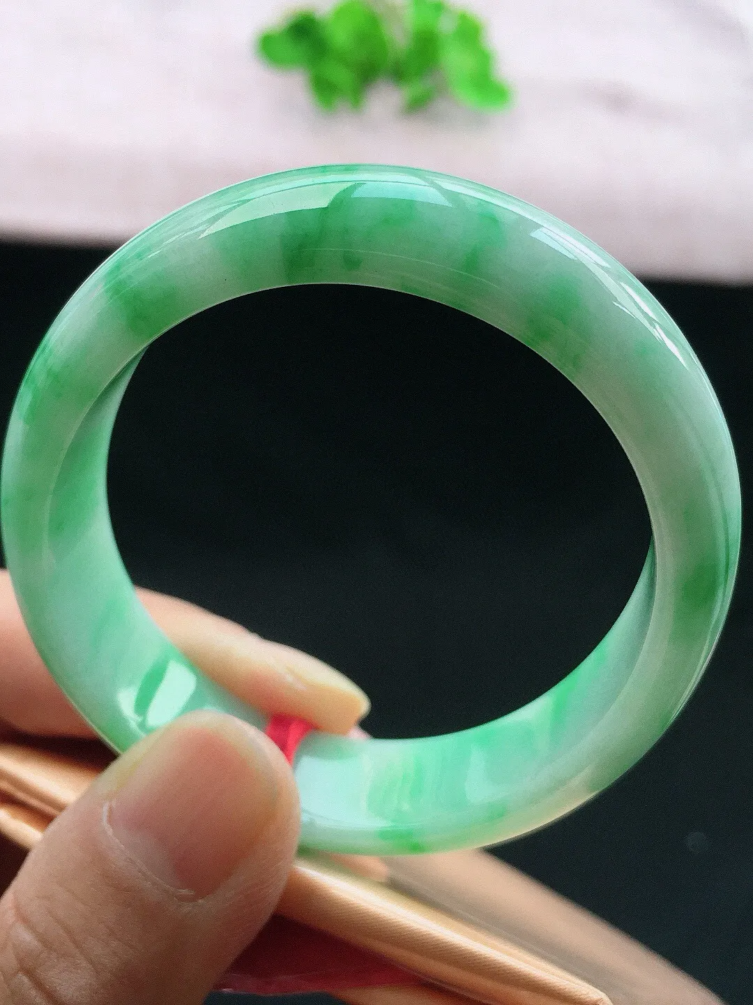 正圈51-52可戴，种老水足，尺寸53.8/13/6.6/48.8mm，飘绿贵妃翡翠手镯
