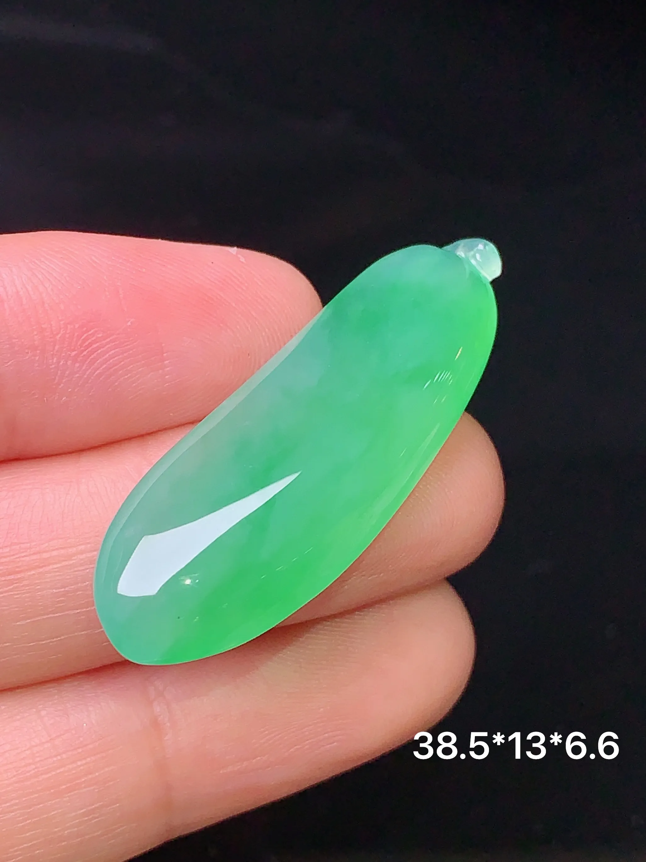 翠绿福瓜吊坠 玉质细腻 水润亮眼 色泽艳丽 整体尺寸38.5*13*6.6