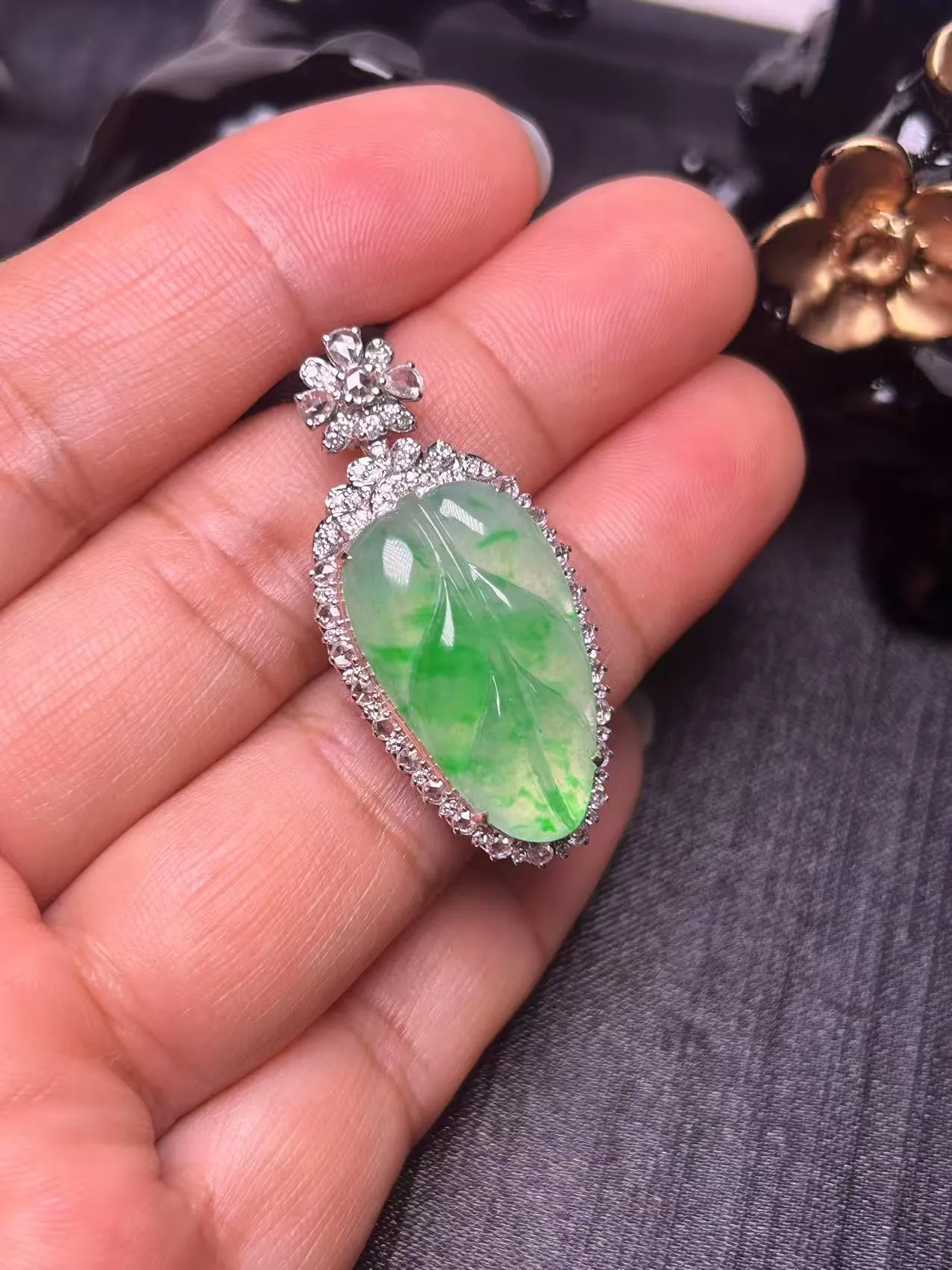 缅甸翡翠A货，金枝玉叶，事业有成，平平安安，健健康康，上身效果很美，裸石尺寸24.7//14.2//4.5