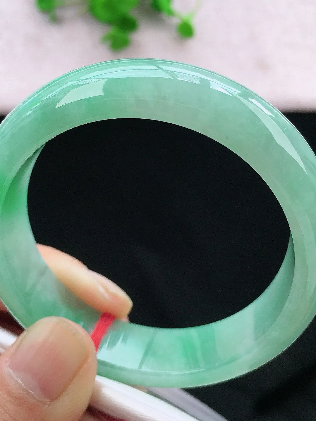 正圈53-54可戴，种老水足，宽版，尺寸53.7/14.2/7.8mm，冰飘绿正圈翡翠手镯