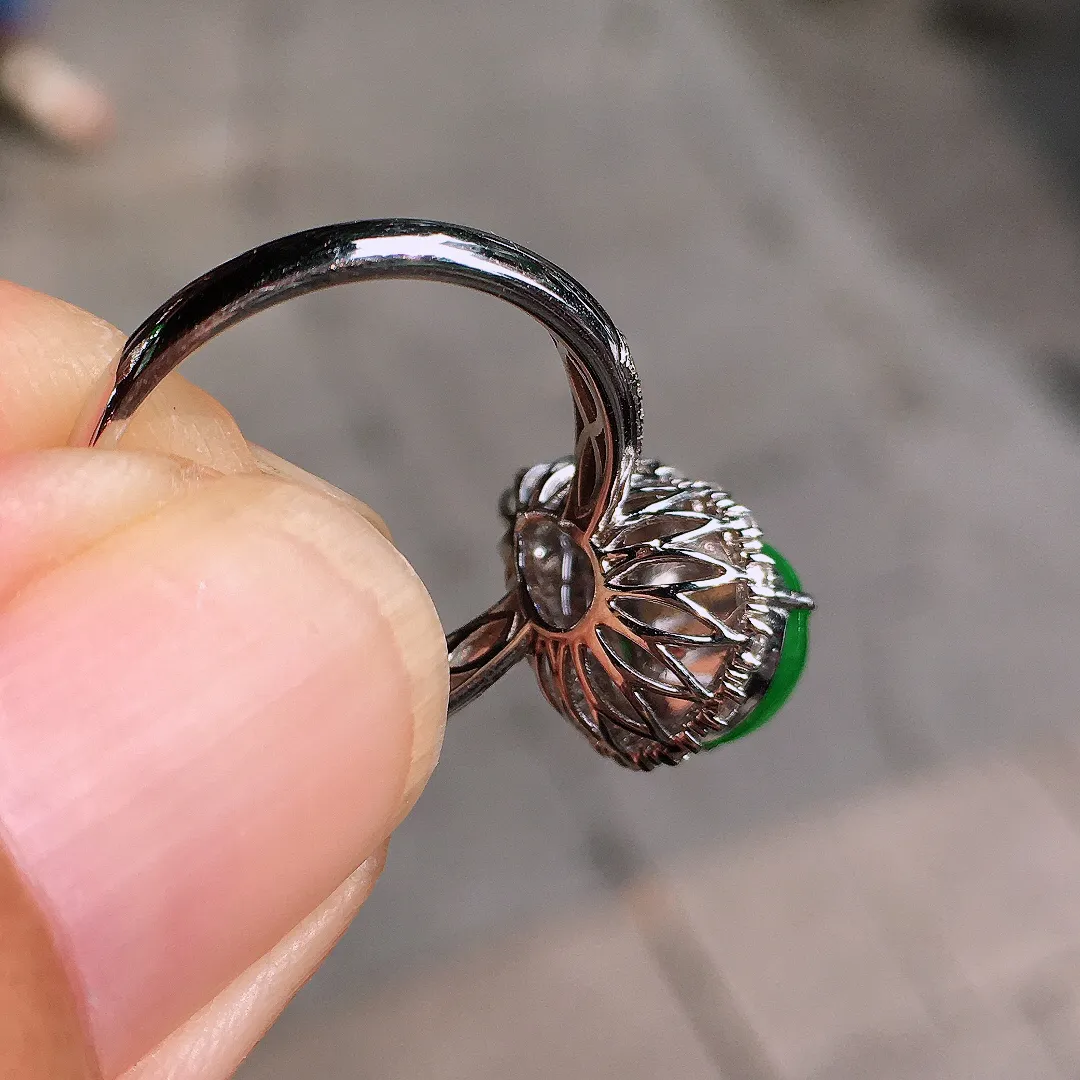 阳绿葫芦戒指，色泽均匀艳丽，玉质细腻，荧光感超
强，饱满圆润，气质满满。18k
金豪华镶嵌